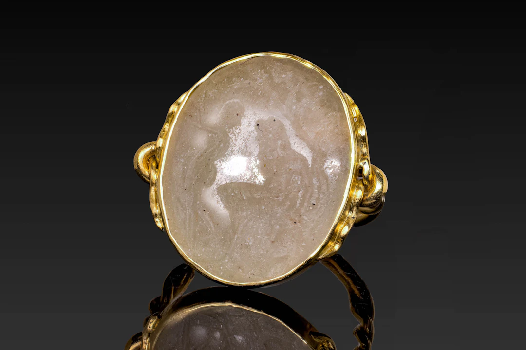 ROMAN CHALCEDONY INTAGLIO OF THE RAPE OF PROSERPINA IN GOLD RING