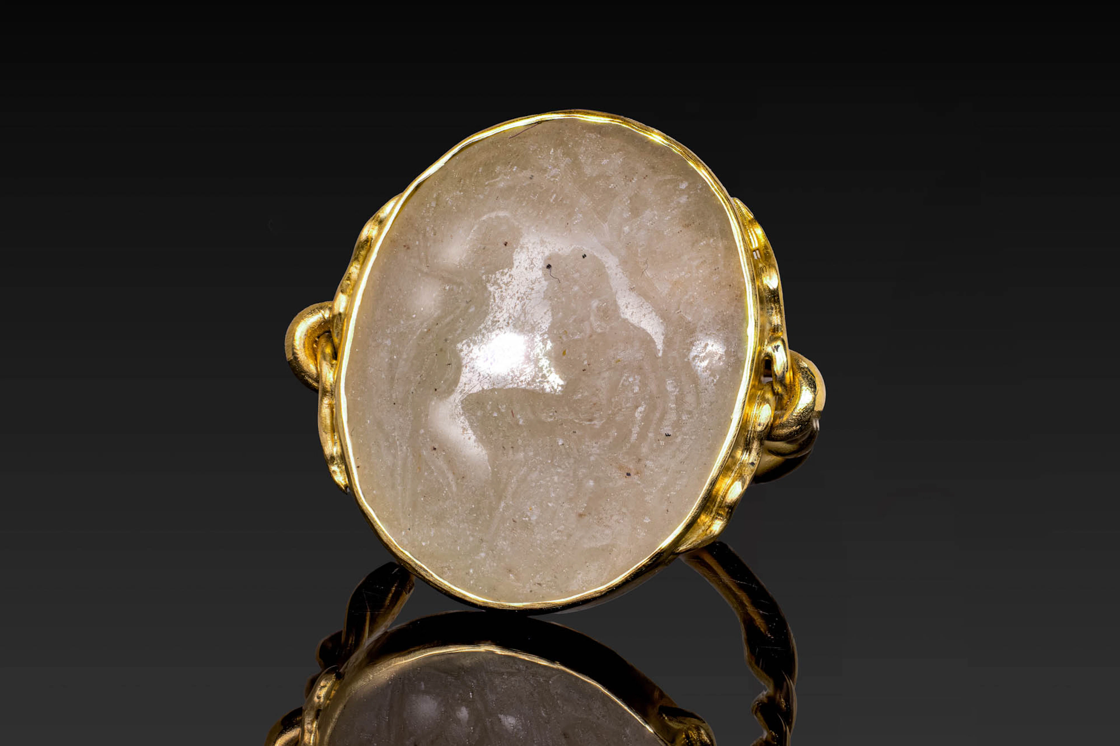 ROMAN CHALCEDONY INTAGLIO OF THE RAPE OF PROSERPINA IN GOLD RING