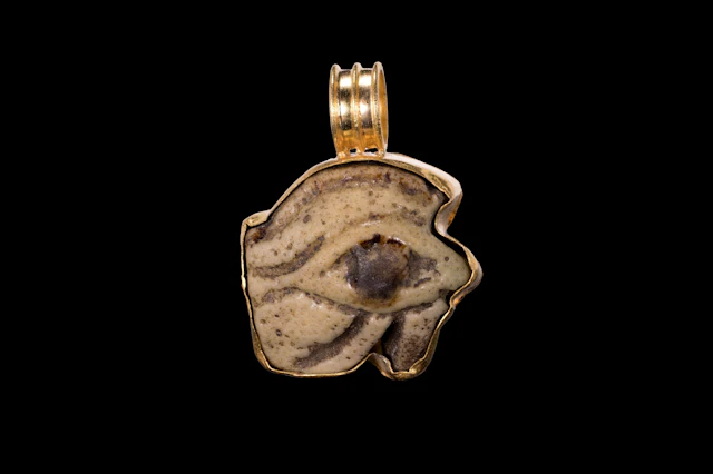 EGYPTIAN BICHROME FAIENCE EYE AMULET IN GOLD PENDANT