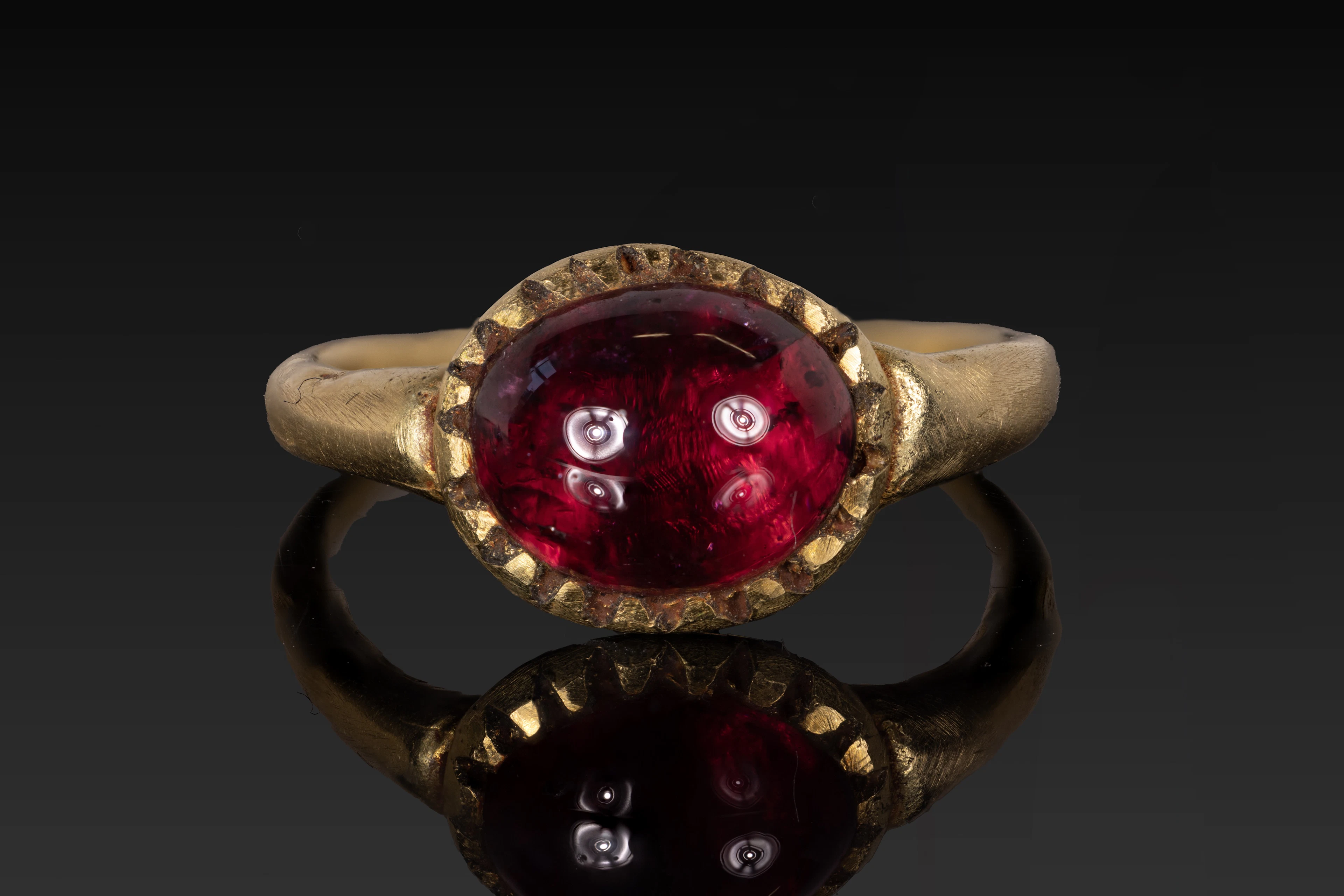 ROMAN GOLD RING WITH LARGE RED GARNET CABOCHON