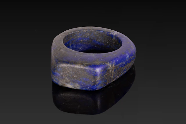 RARE EGYPTIAN LAPIS LAZULI RING WITH HIGH BEZEL