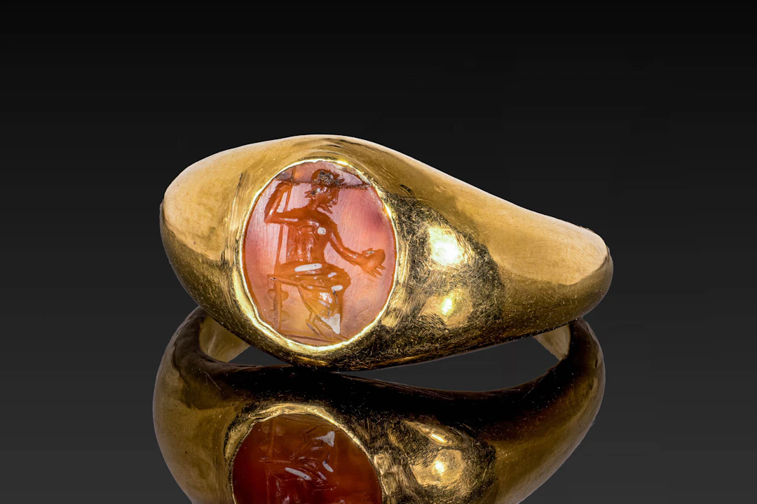 ROMAN CARNELIAN INTAGLIO OF ENTHRONED JUPITER IN GOLD RING