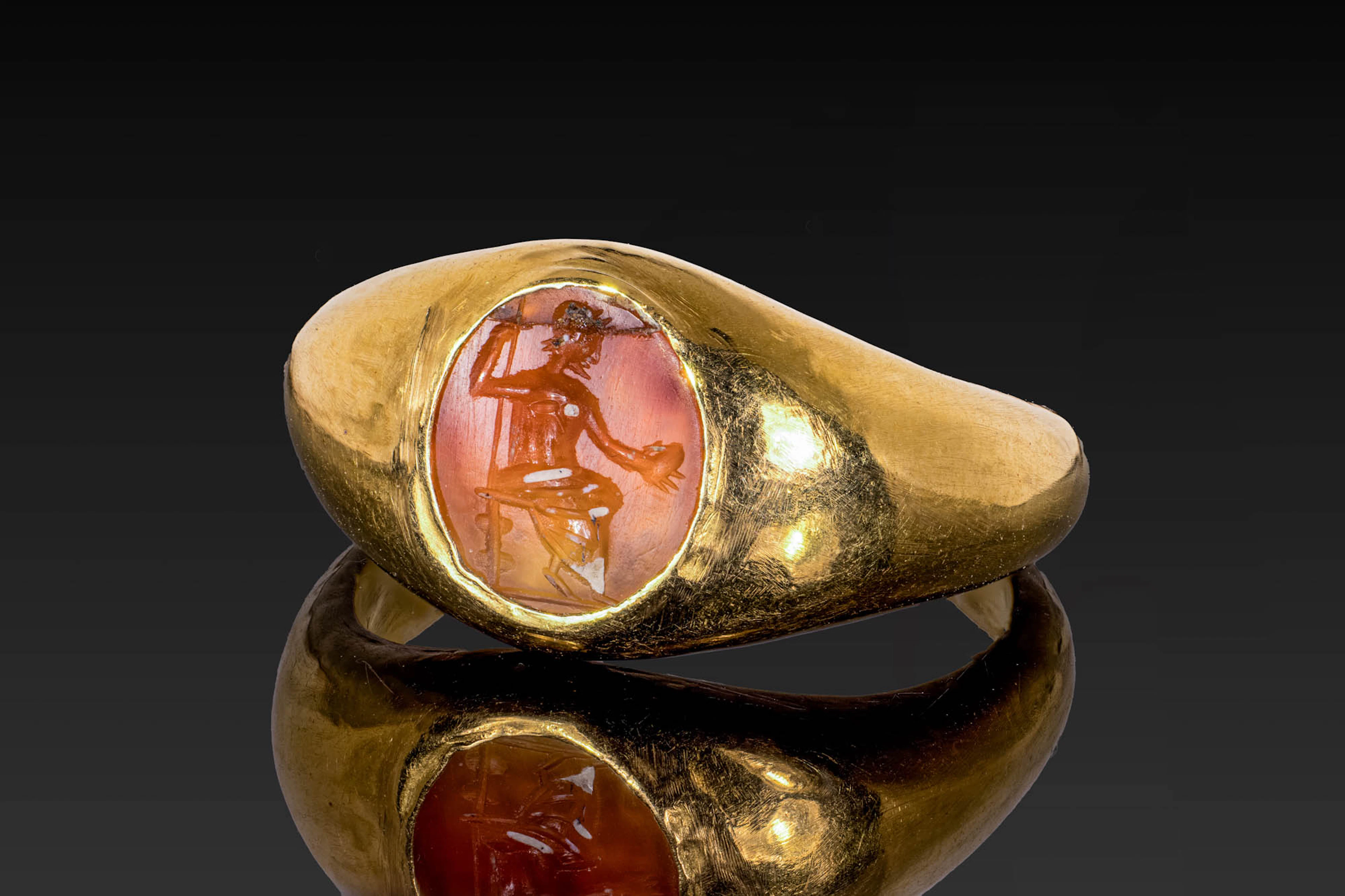 ROMAN CARNELIAN INTAGLIO OF ENTHRONED JUPITER IN GOLD RING