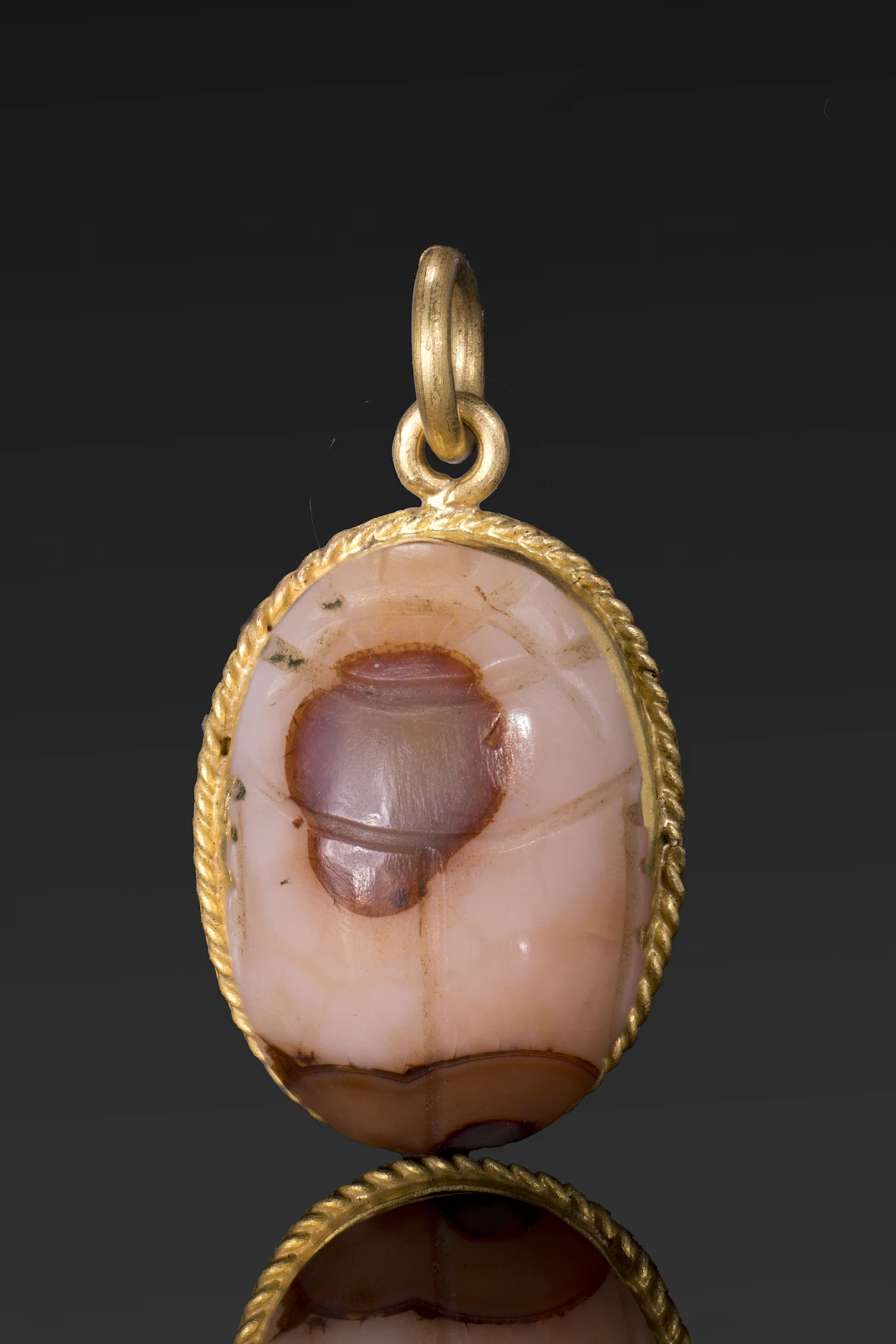 EGYPTIAN AGATE SCARAB IN GOLD PENDANT