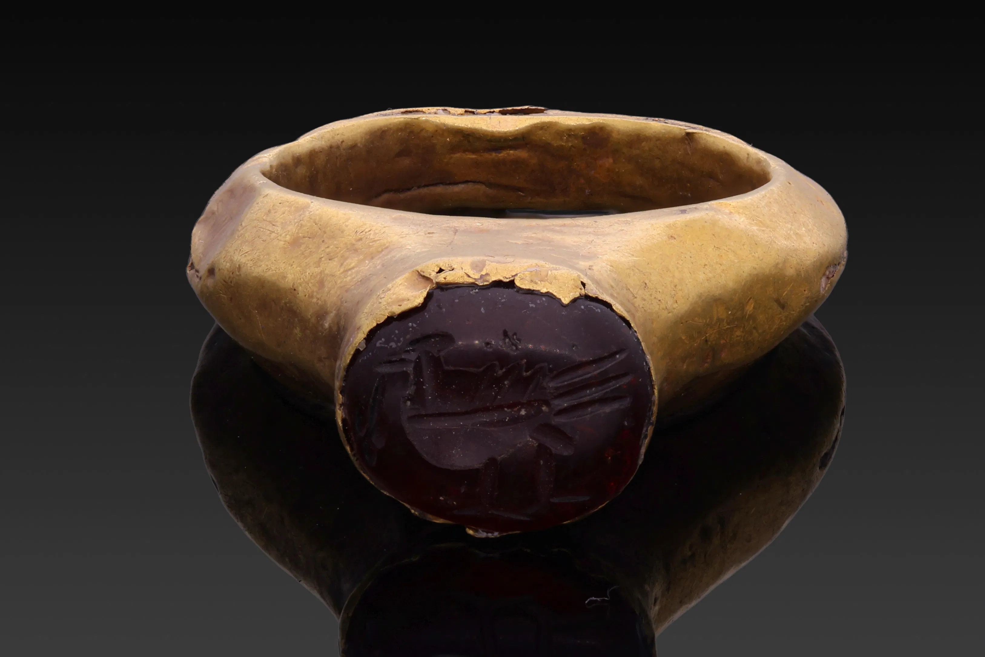 SASANIAN GOLD RING WITH GARNET INTAGLIO OF A BIRD