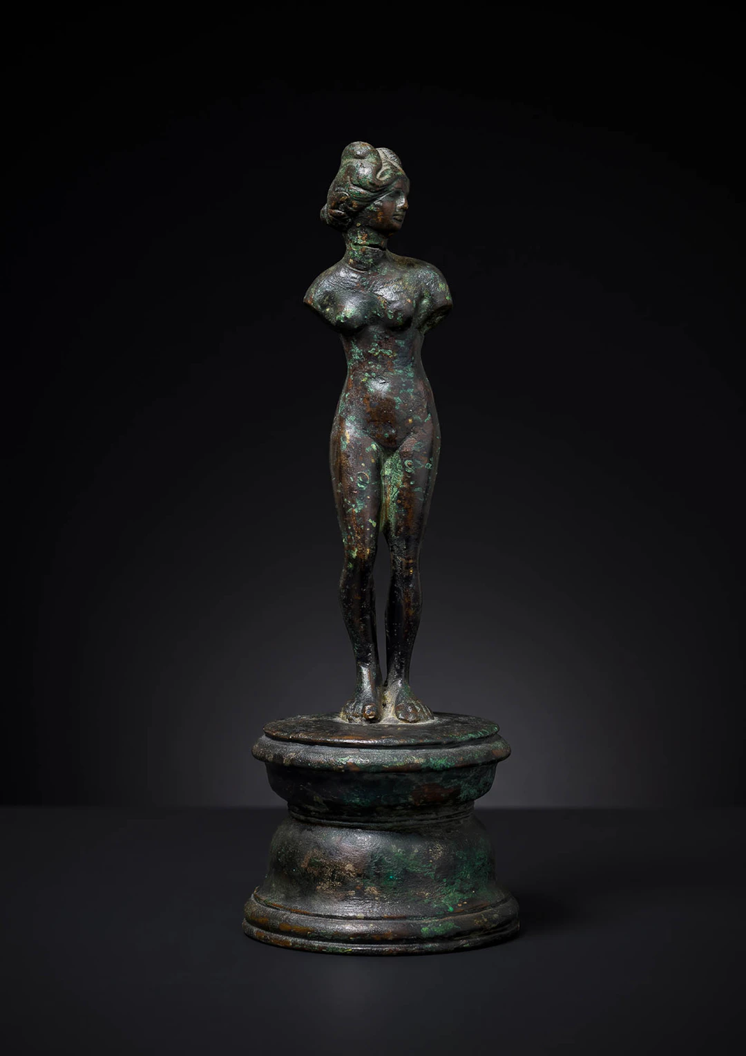 STUNNING ROMAN BRONZE FIGURINE OF VENUS AT THE BATH ON A PODIUM