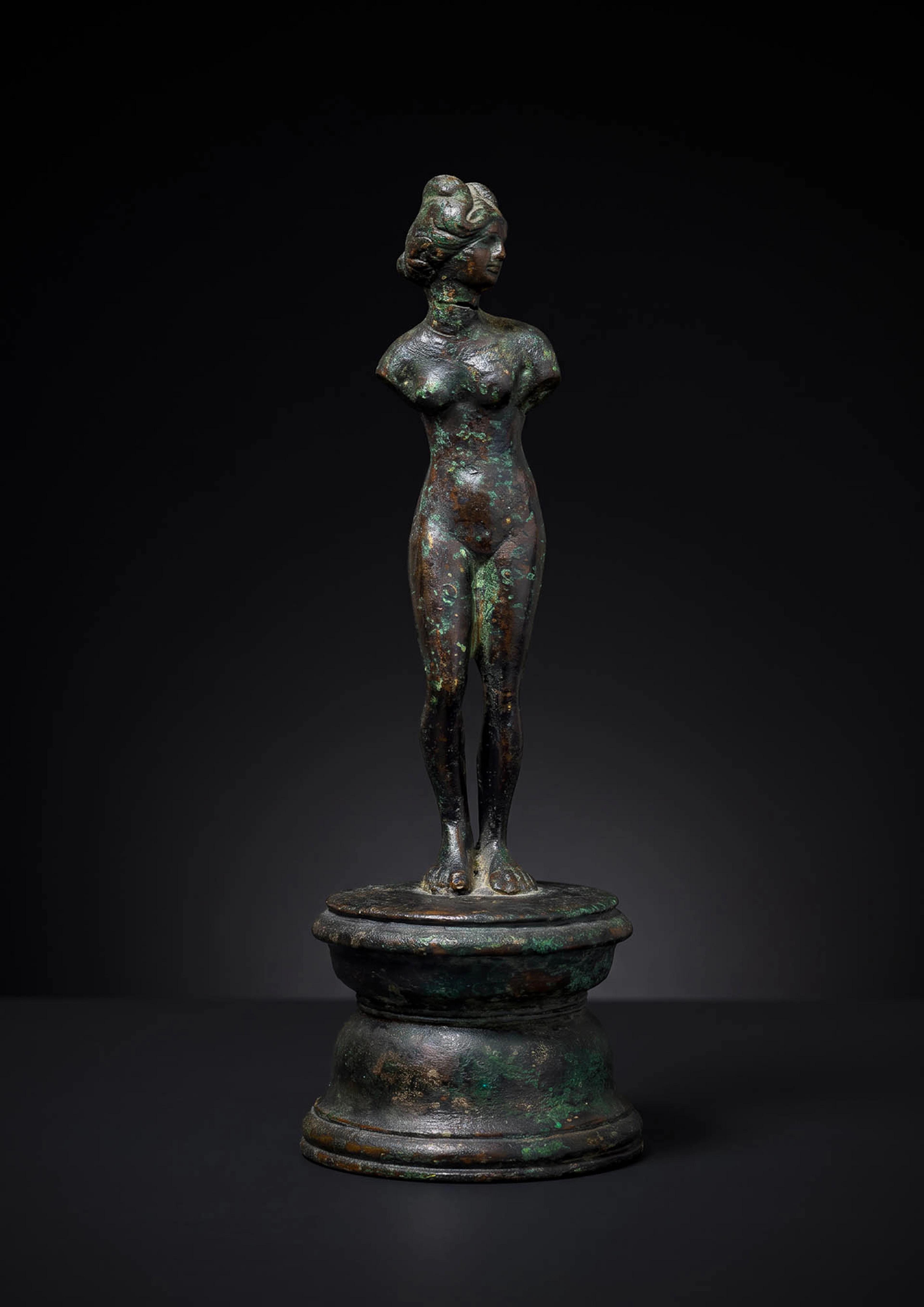 STUNNING ROMAN BRONZE FIGURINE OF VENUS AT THE BATH ON A PODIUM