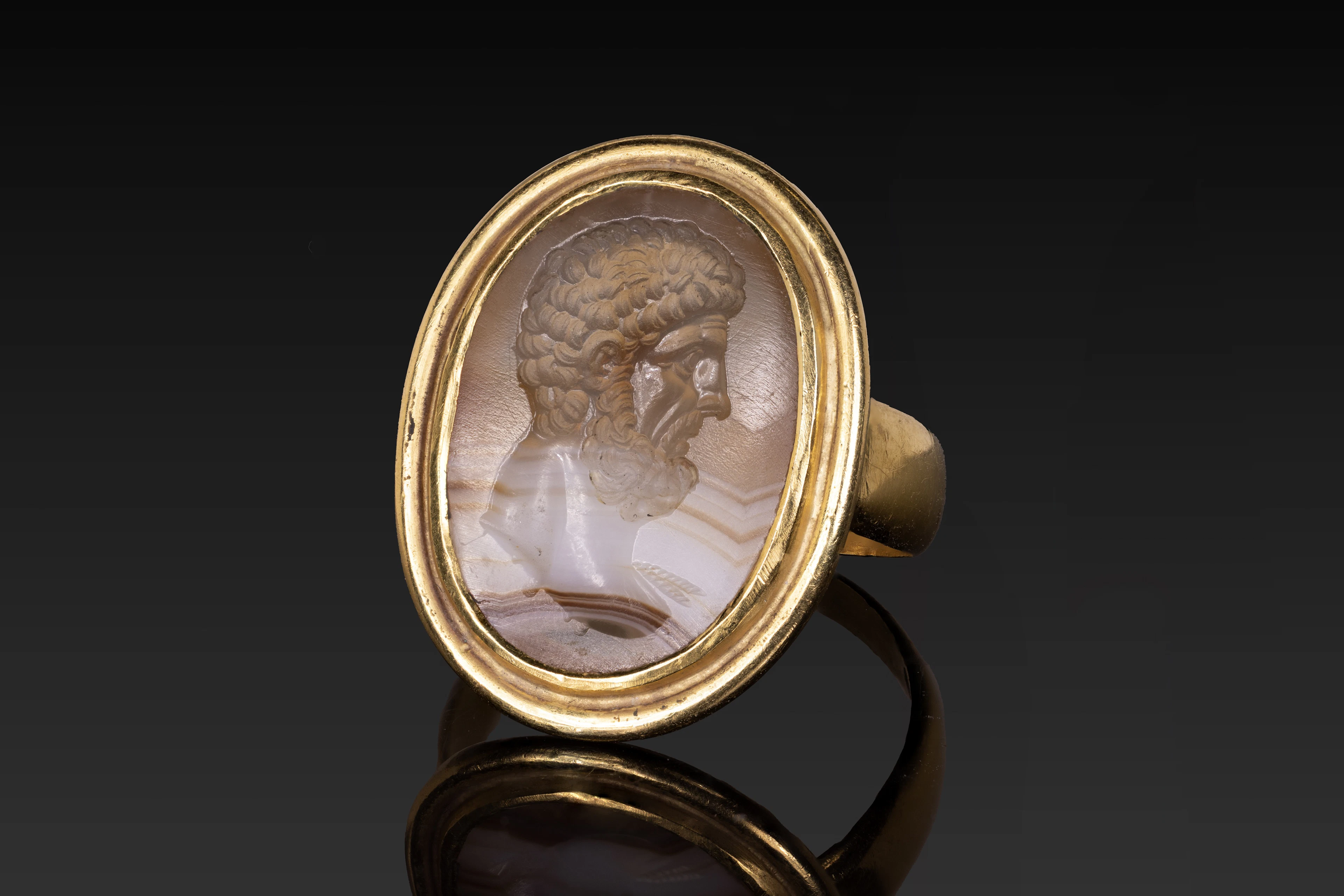 SUPERB ROMAN AGATE INTAGLIO OF HERCULES IN A NEOCLASSICAL GOLD RING