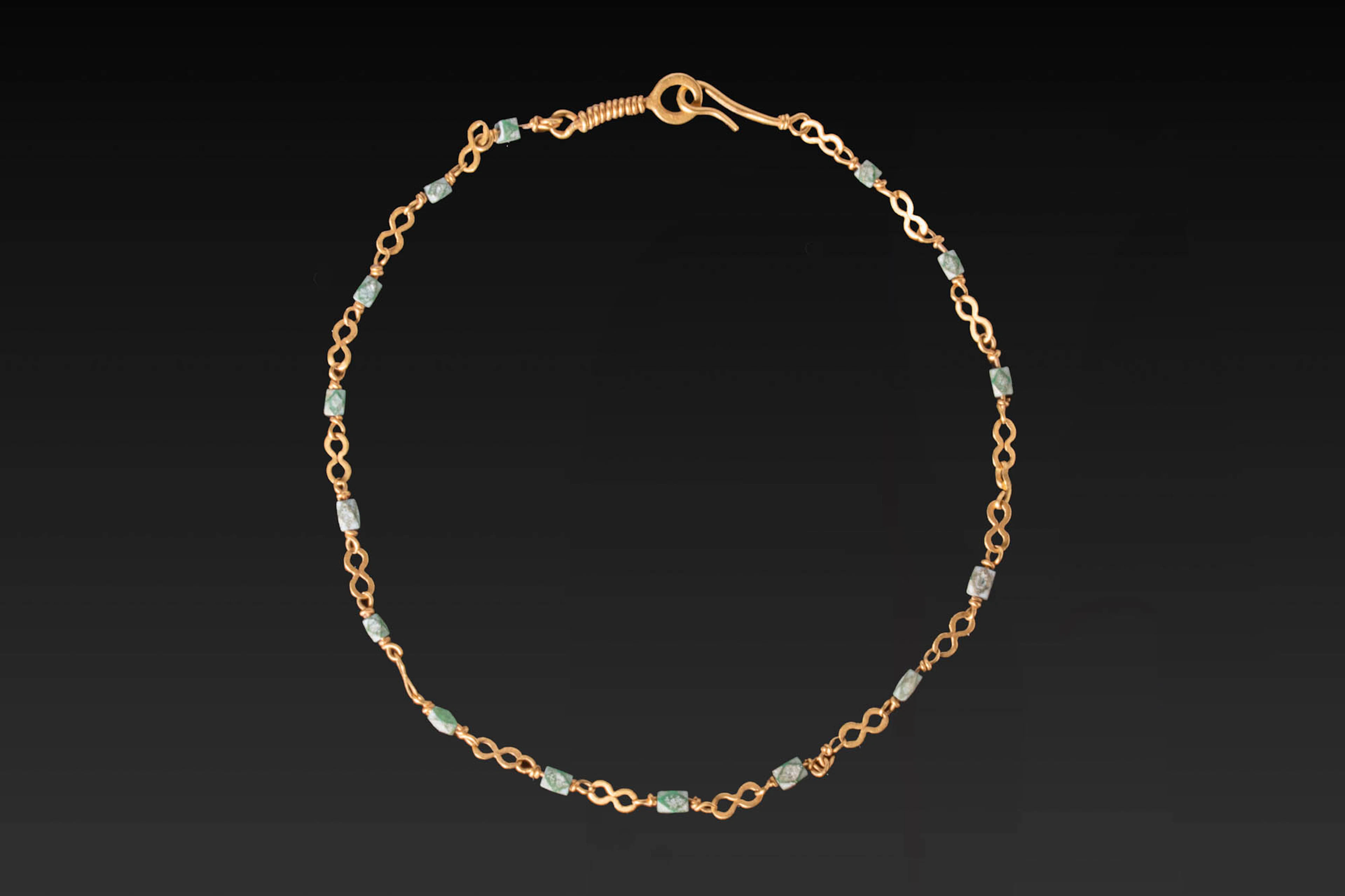 ROMAN GOLD NECKLACE WITH EMERALDS
