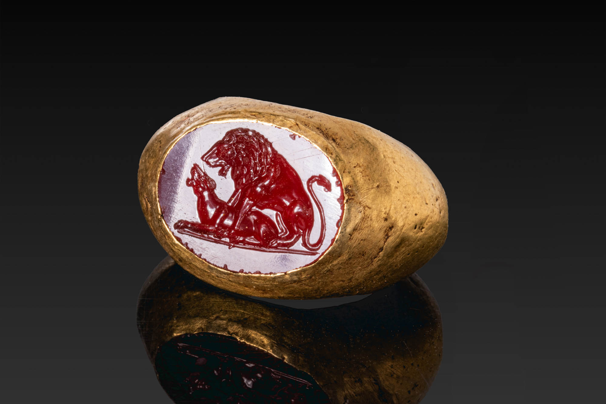 HELLENISTIC CARNELIAN INTAGLIO OF A LION AND LIONESS IN GOLD RING