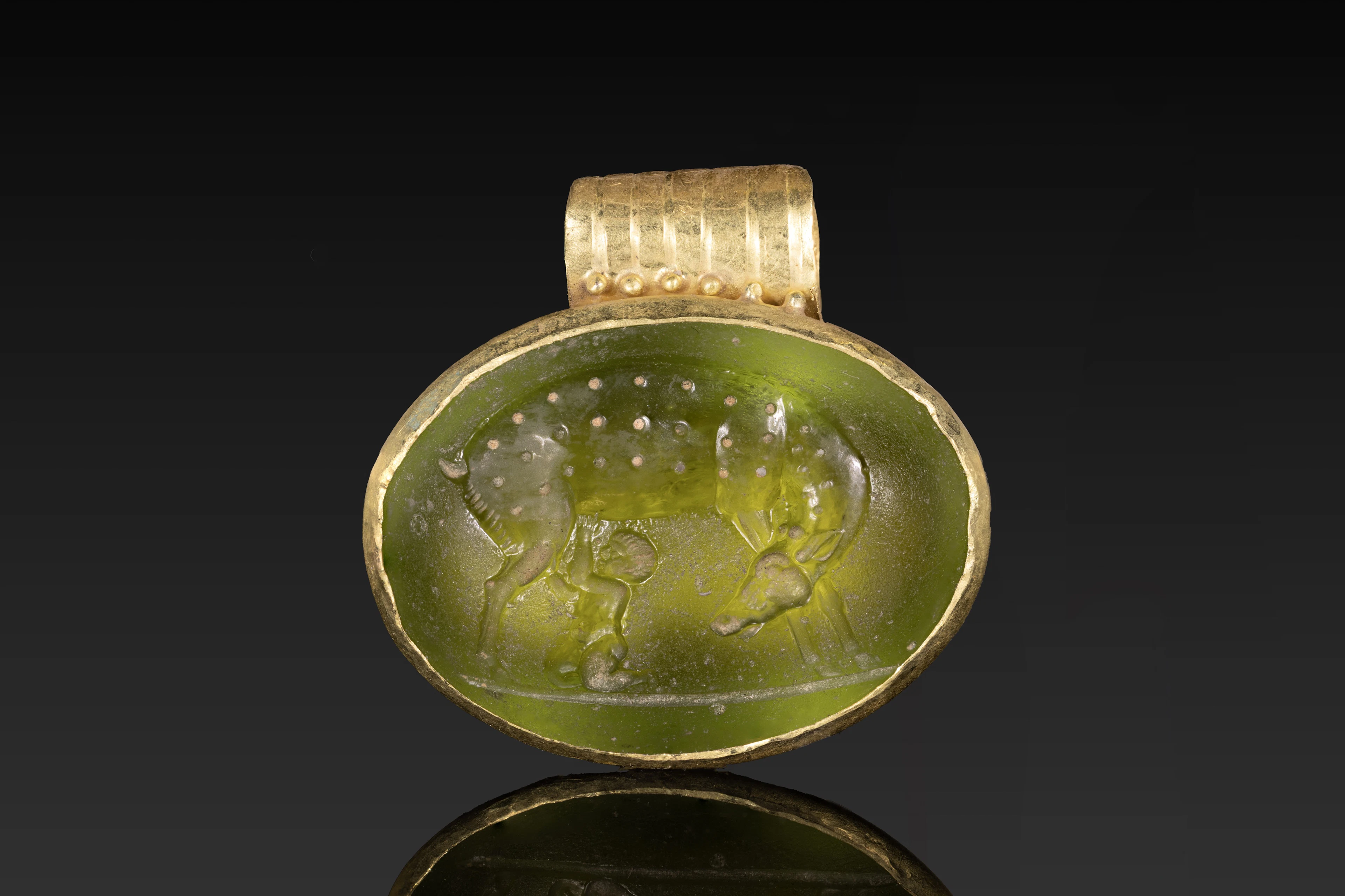 ROMAN GOLD AND GLASS PENDANT WITH TELEPHUS SUCKLED BY A HIND