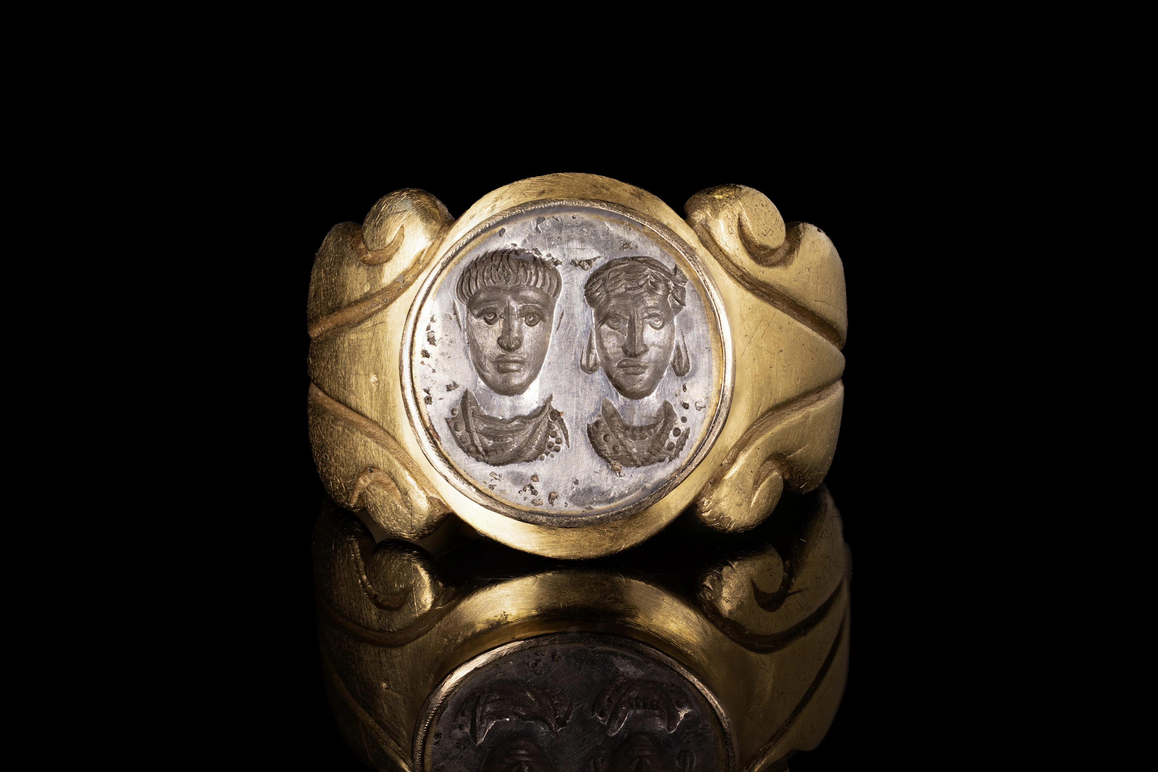ROMAN GOLD AND SILVER RING WITH MARRIED COUPLE