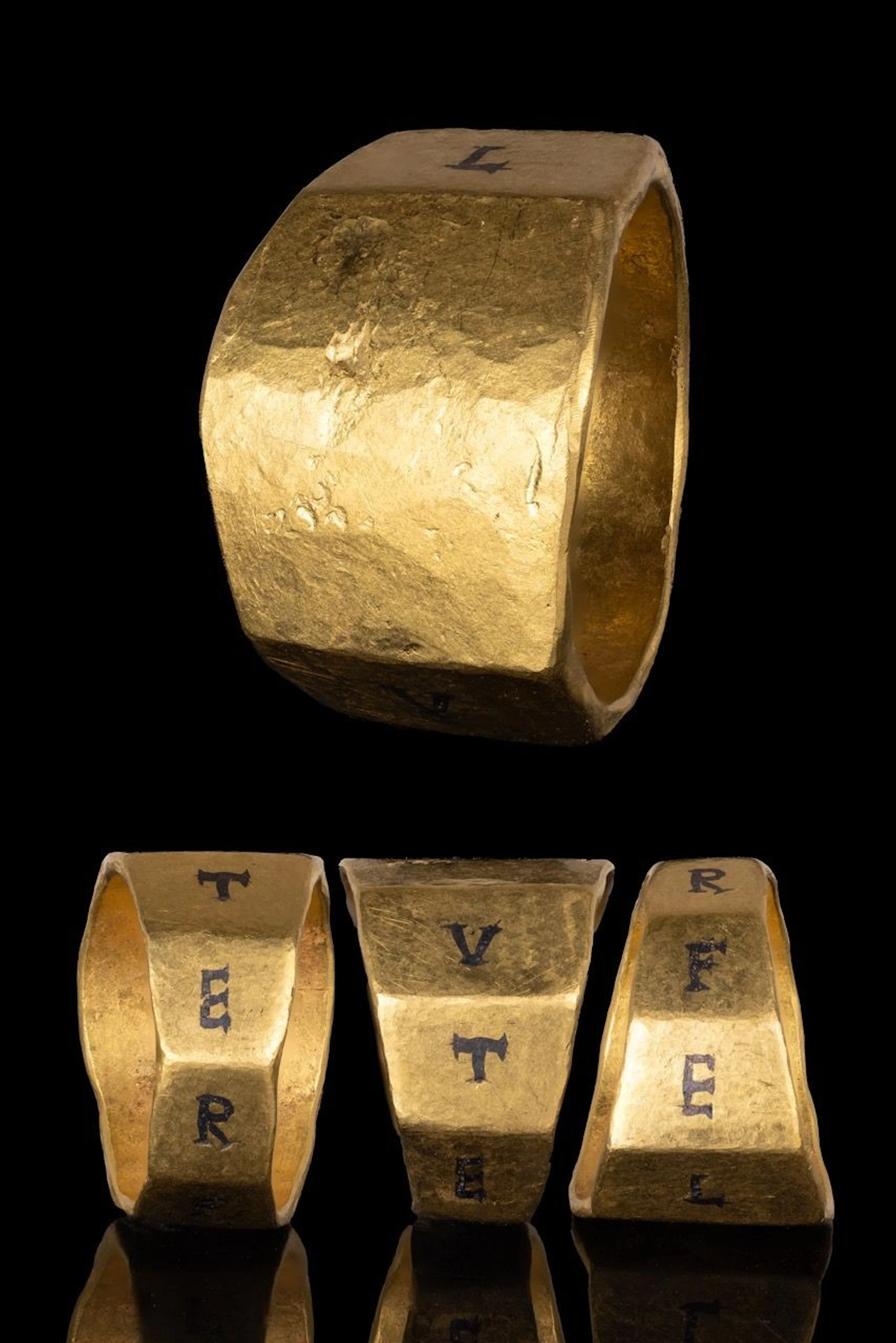 ROMAN GOLD AND NIELLO RING WITH INSCRIPTION 'VTER FEL'