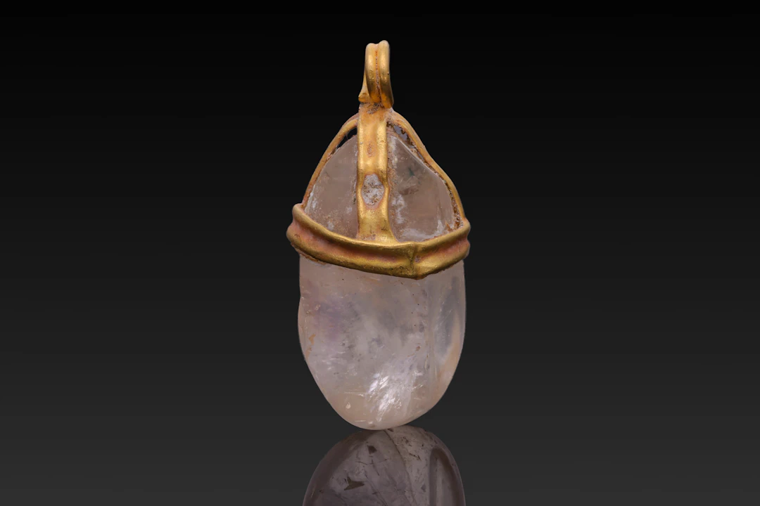 ROMAN OPENWORK GOLD PENDANT WITH ROCK CRYSTAL GEM