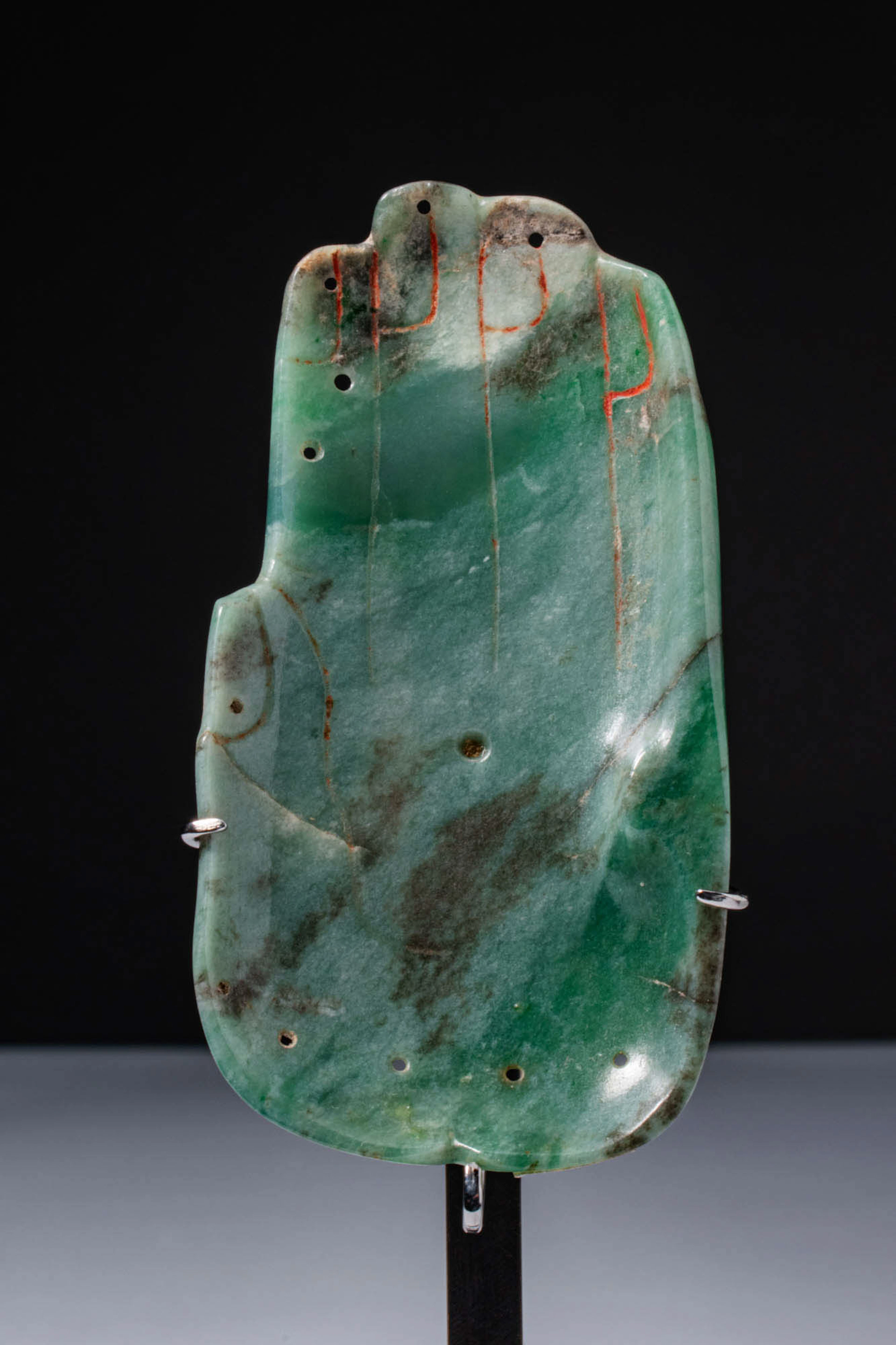 OLMEC JADEITE PENDANT REPRESENTING A HAND