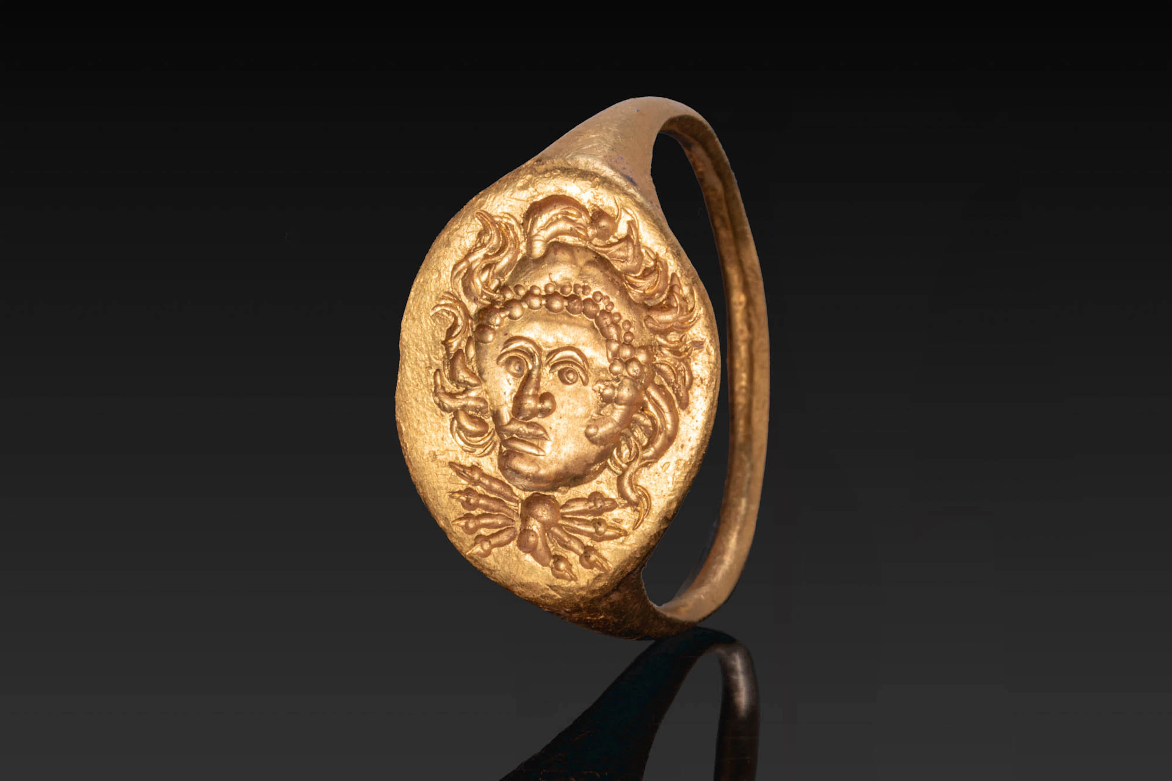 HELLENISTIC GOLD RING WITH ALEXANDER THE GREAT AS HERAKLES