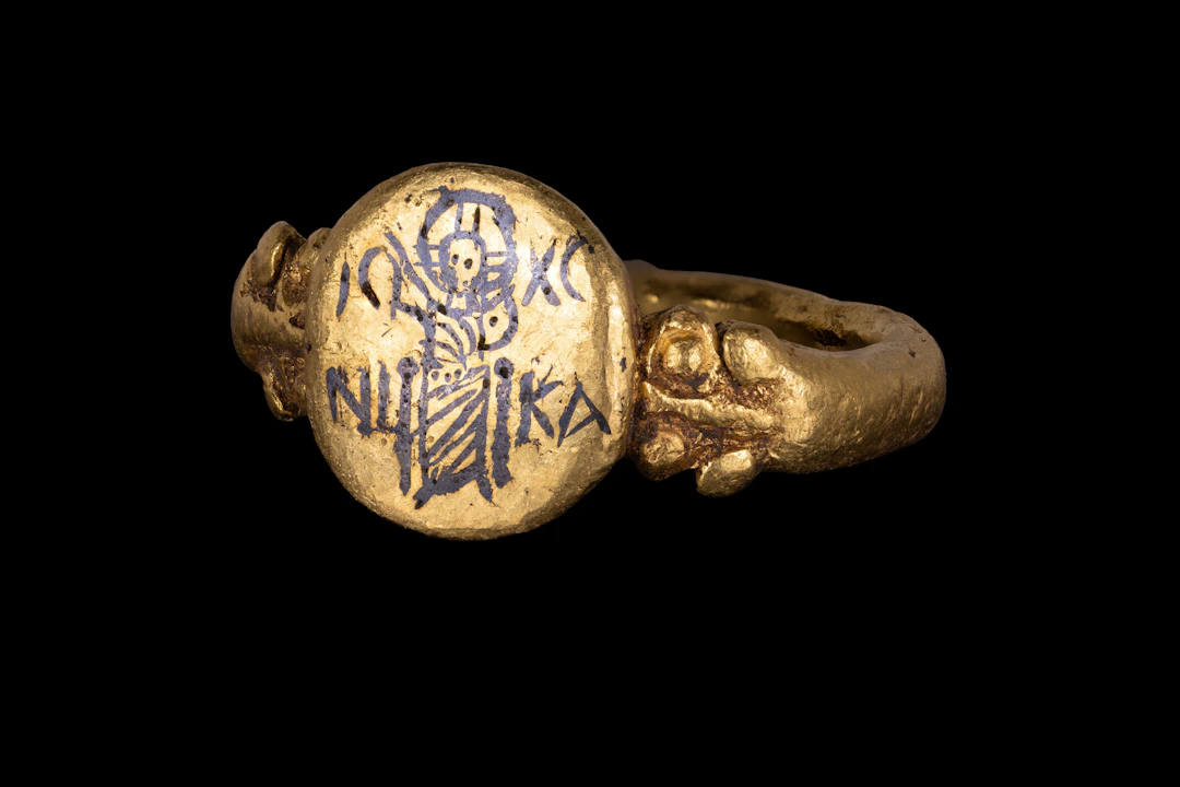 BYZANTINE GOLD AND NIELLO RING WITH SEATED CHRIST AND INSCRIPTION