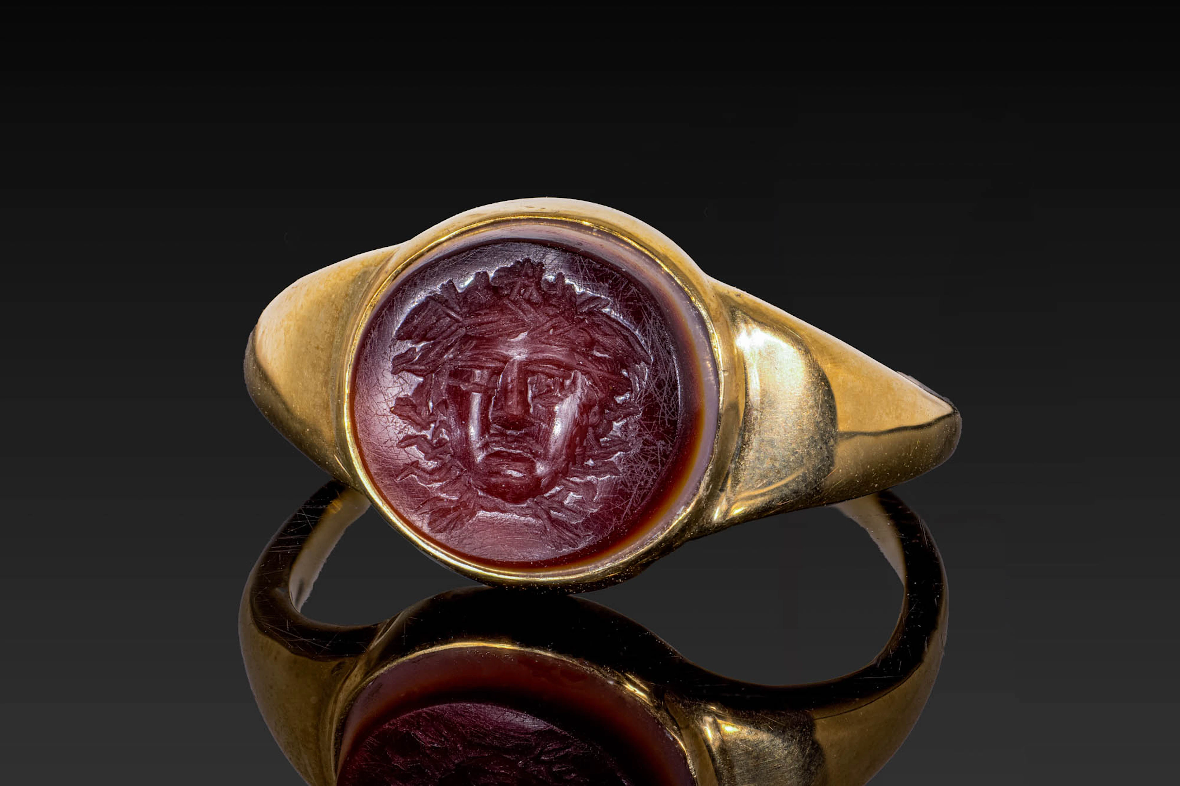ROMAN BANDED AGATE INTAGLIO OF MEDUSA IN GOLD RING