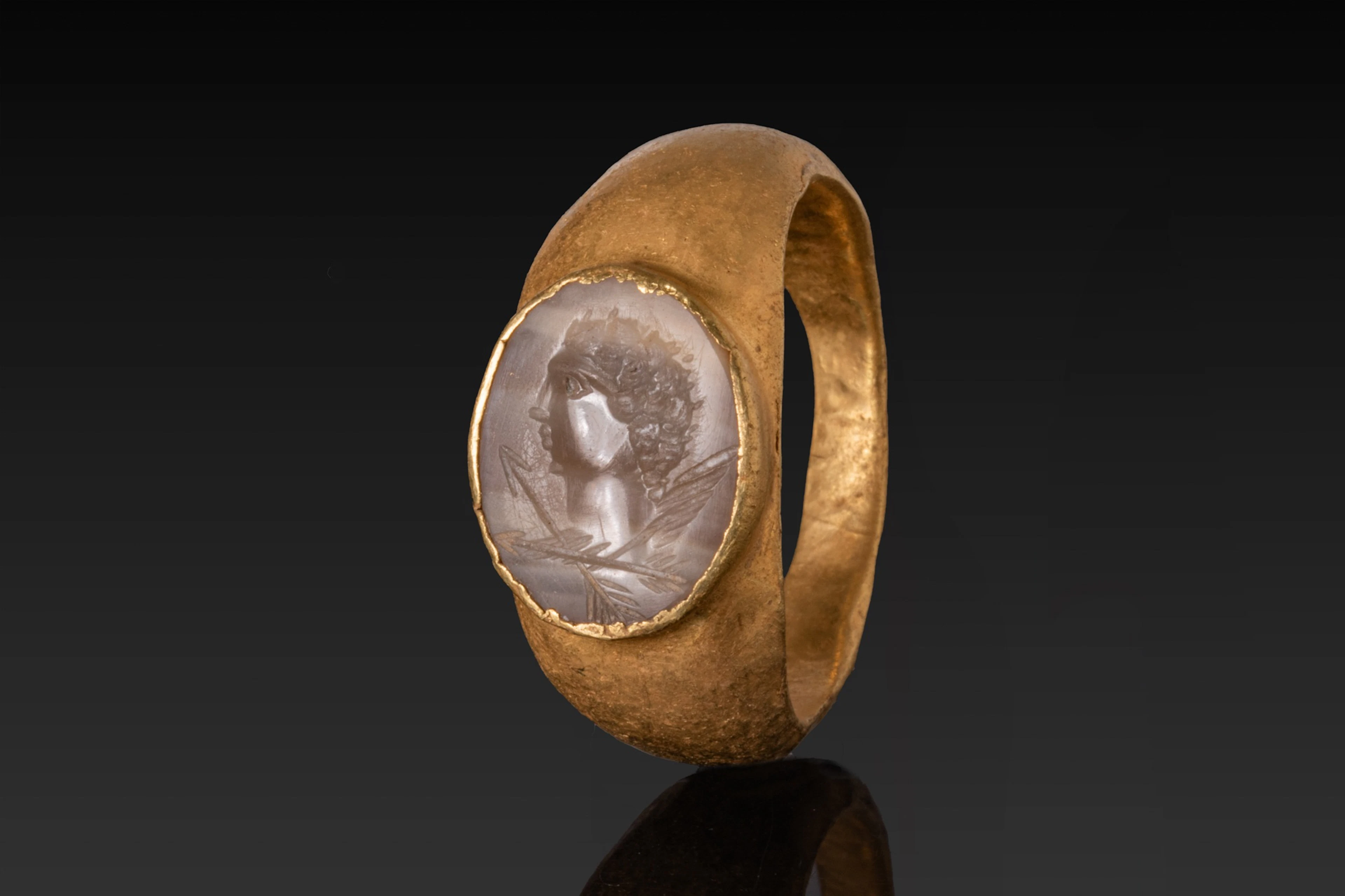 ROMAN HIGH KARAT GOLD RING WITH CHALCEDONY INTAGLIO OF APOLLO AND ARROWS