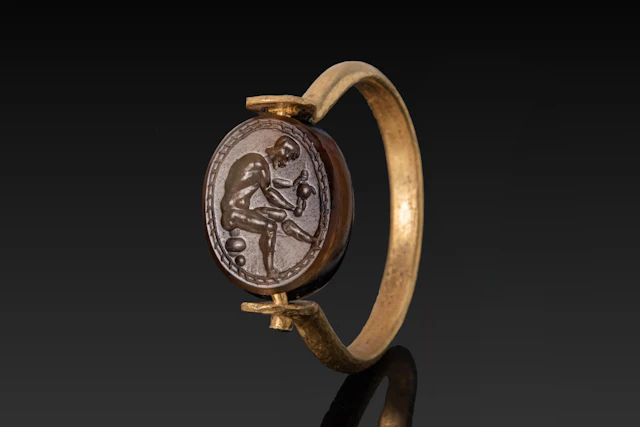ETRUSCAN BANDED AGATE SCARAB WITH TINIA HOLDING AN IDOL IN HIGH KARAT