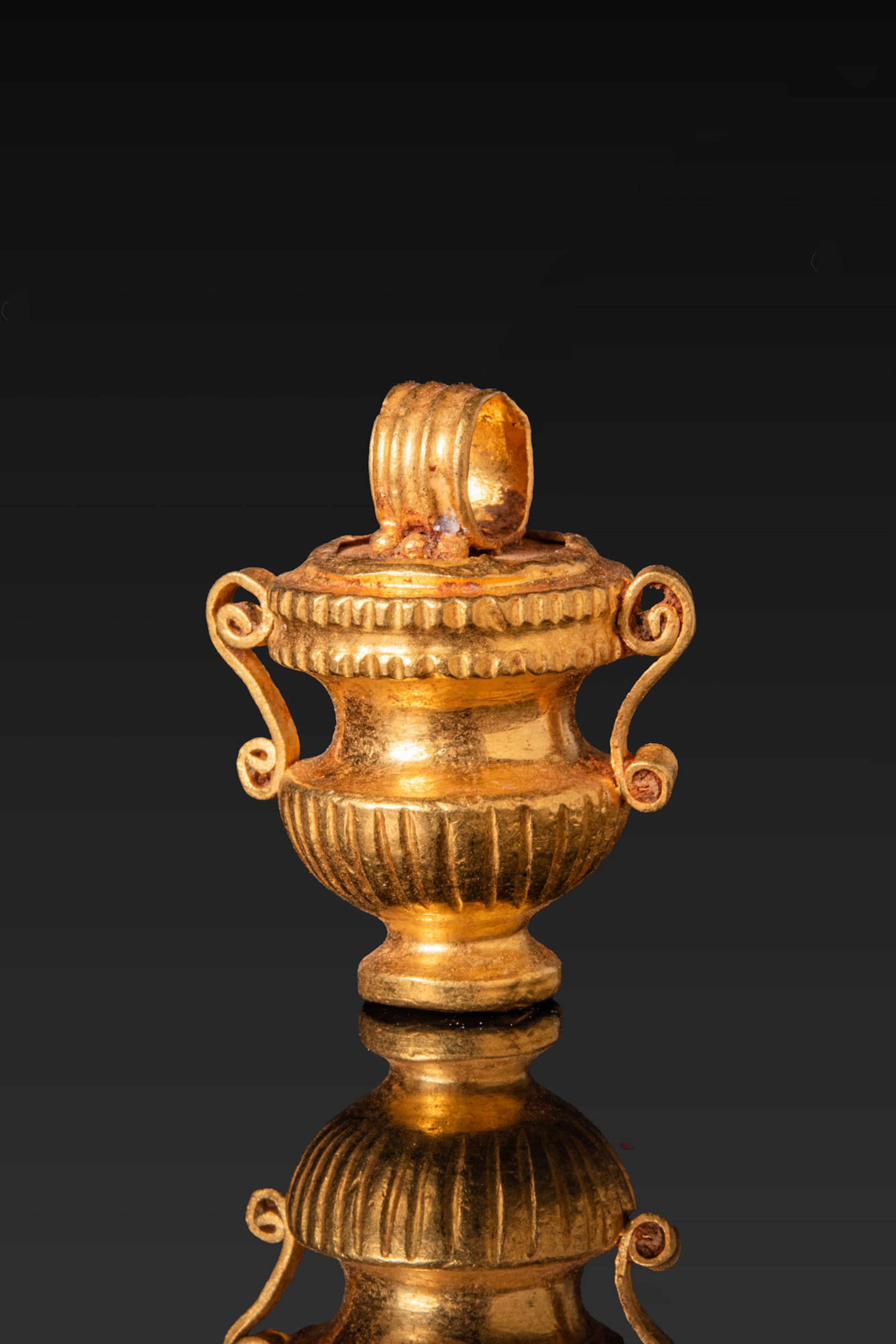 GREEK GOLD AMPHORA-SHAPED PENDANT