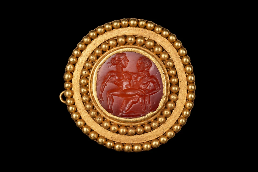 ROMAN GOLD PENDANT WITH CARNELIAN INTAGLIO WITH EROTIC SCENE