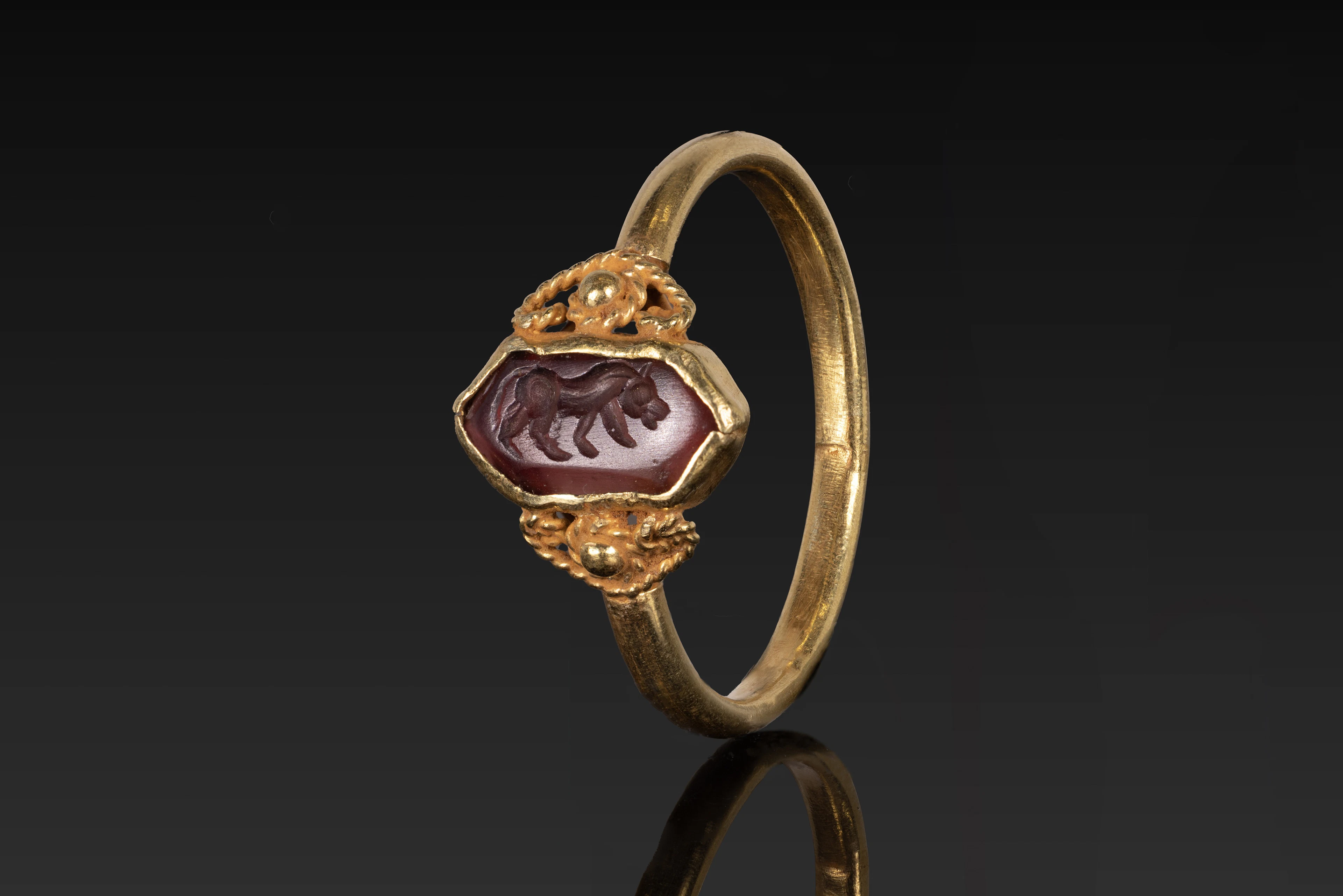 SASANIAN AGATE INTAGLIO OF A LION IN OPENWORK GOLD RING