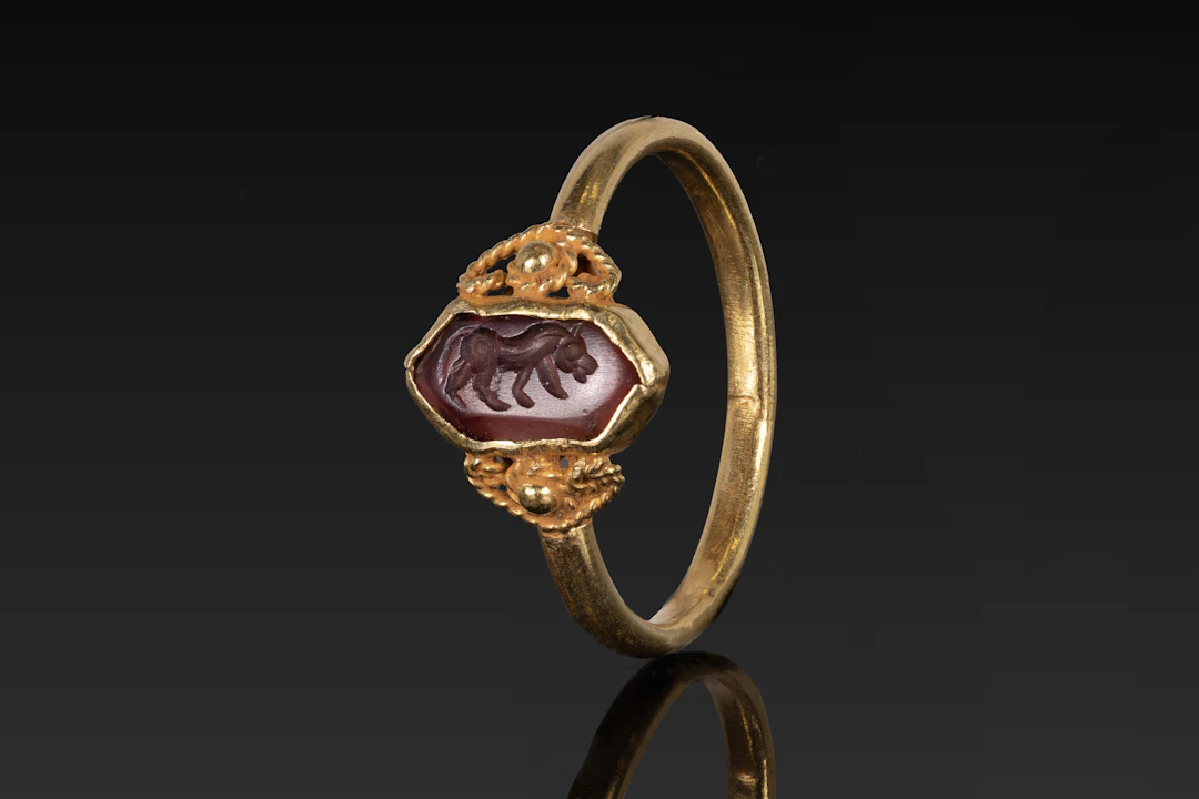 SASANIAN AGATE INTAGLIO OF A LION IN OPENWORK GOLD RING