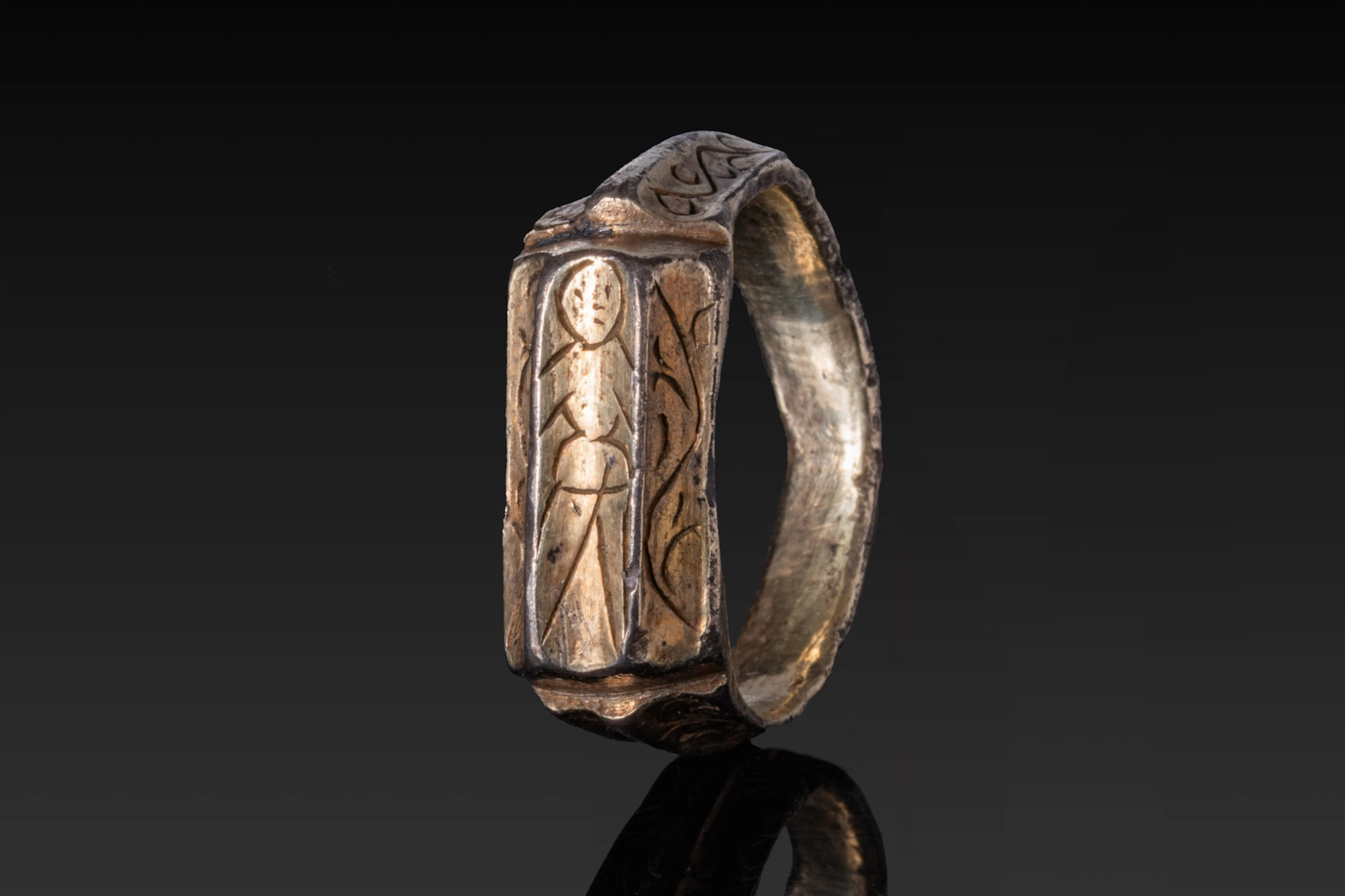RARE BRITISH MEDIEVAL SILVER-GILT ICONOGRAPHIC RING WITH A SAINT