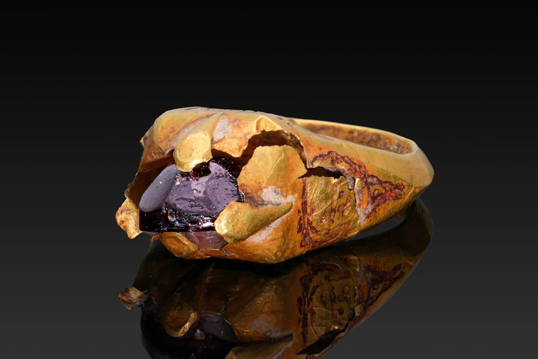 LARGE SELJUK GOLD RING WITH GARNET CABOCHON