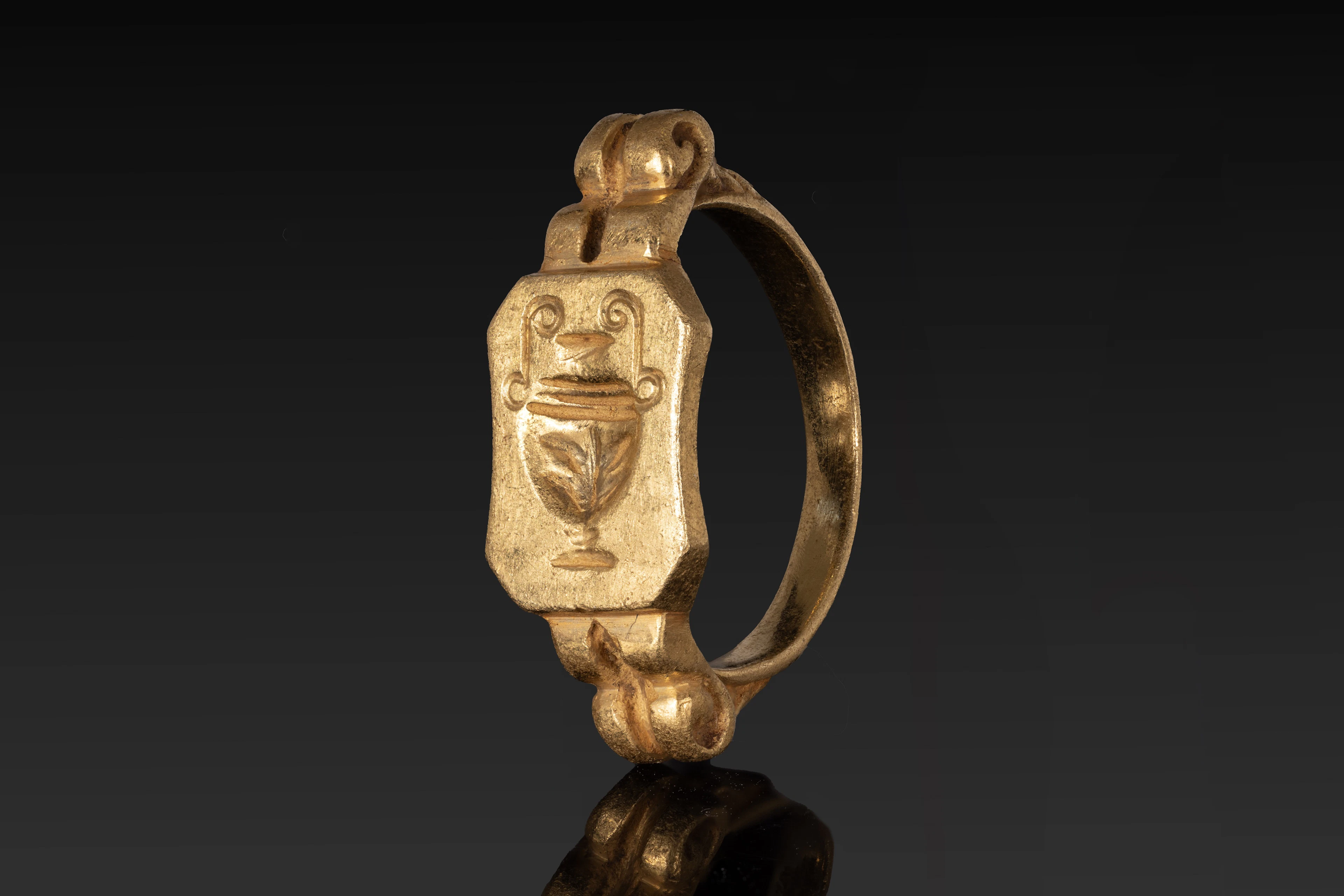 LATE ROMAN GOLD RING WITH ENGRAVED AMPHORA