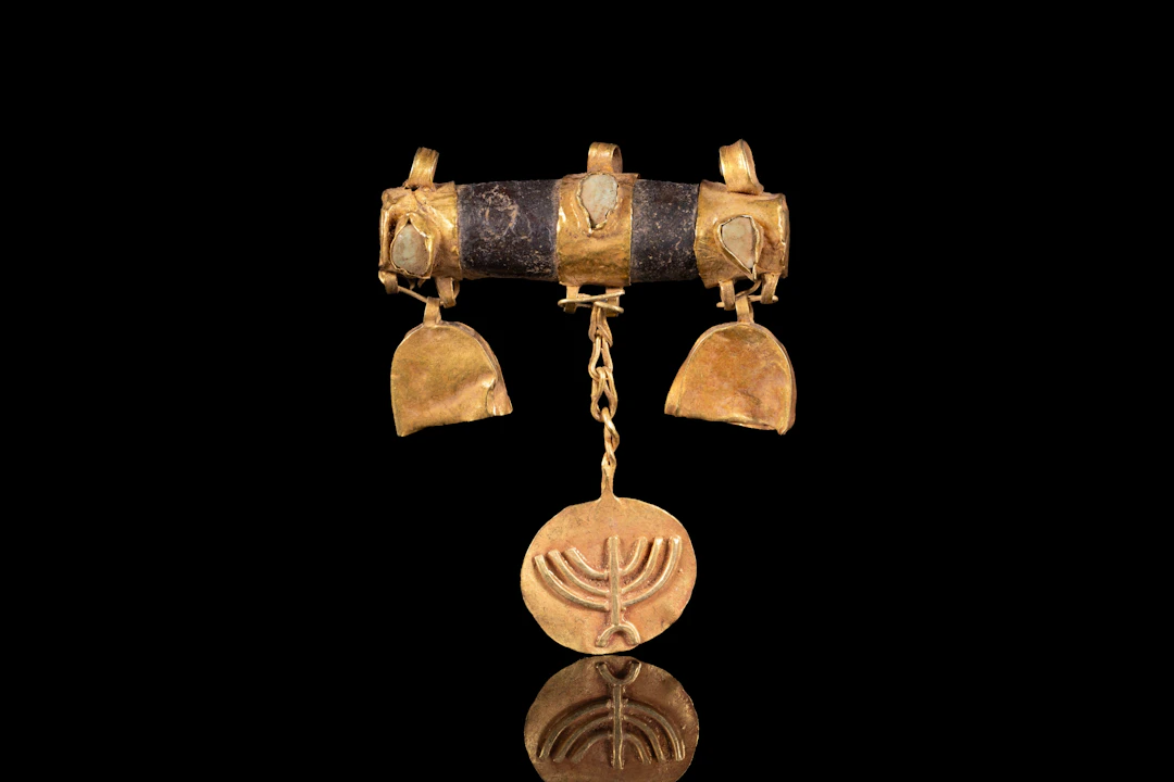 ROMANO-JEWISH GOLD AND AGATE PENDANT WITH MENORAH