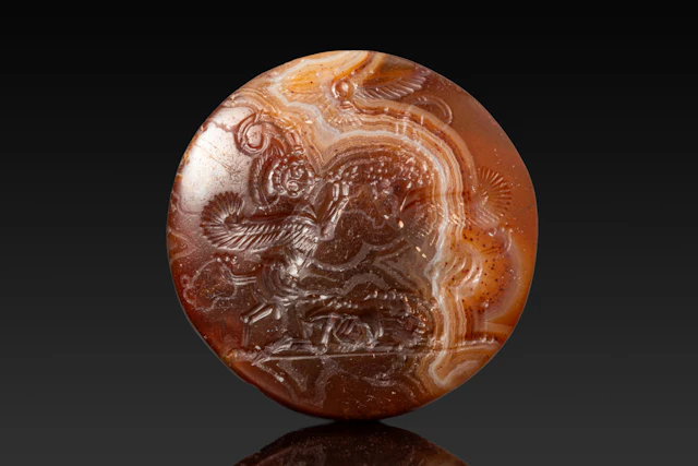 NEO-ASSYRIAN AGATE SEAL WITH RAMPANT WINGED LIONS