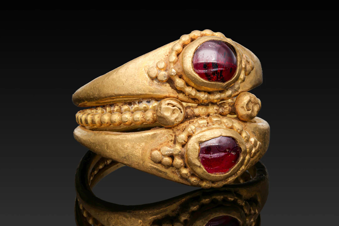 MEROVINGIAN GOLD RING WITH TWO GARNET CABOCHONS