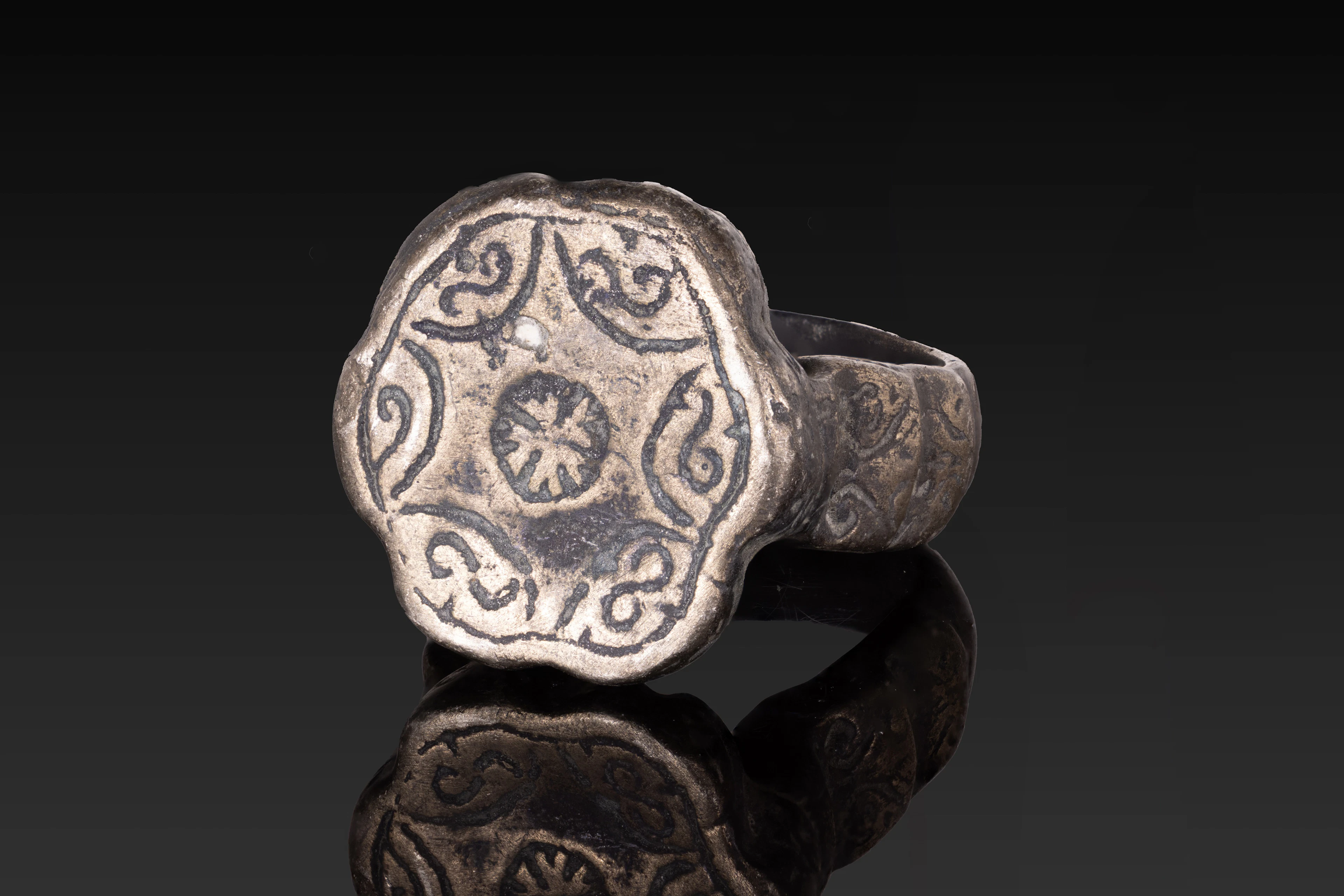 MEDIEVAL SILVER AND NIELLO RING WITH FLOWER-SHAPED BEZEL
