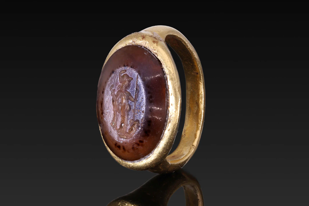 ROMAN GOLD RING WITH CARNELIAN INTAGLIO OF MINERVA