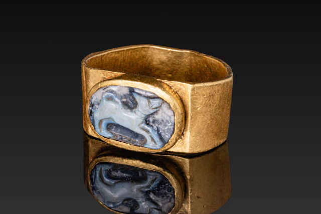 ROMAN HIGH KARAT GOLD RING WITH AGATE CAMEO DEPICTING A DOG