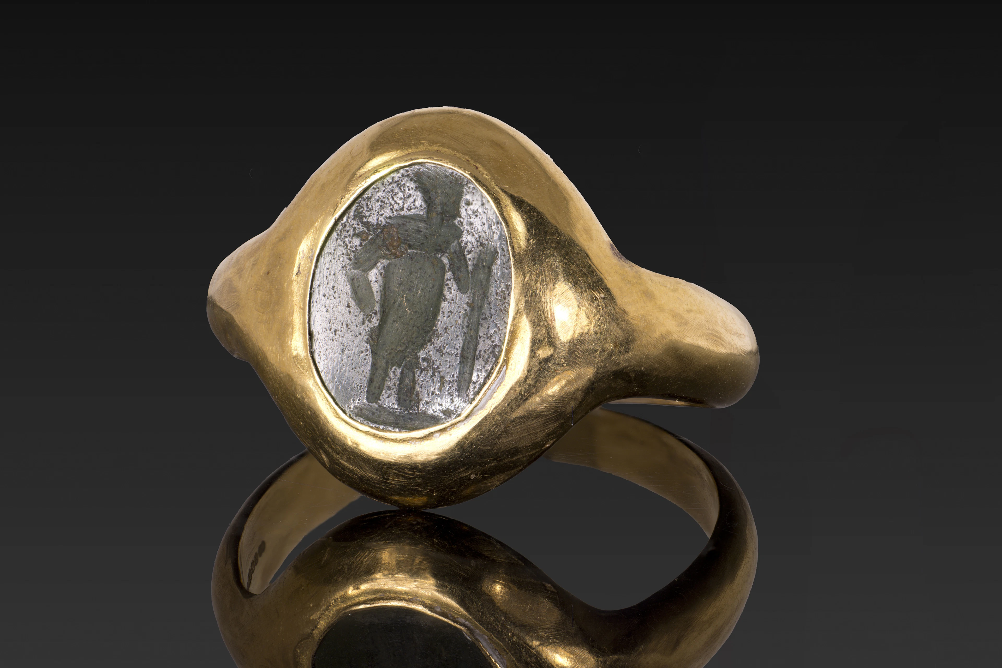 ROMAN GLASS INTAGLIO OF MERCURY IN GOLD RING