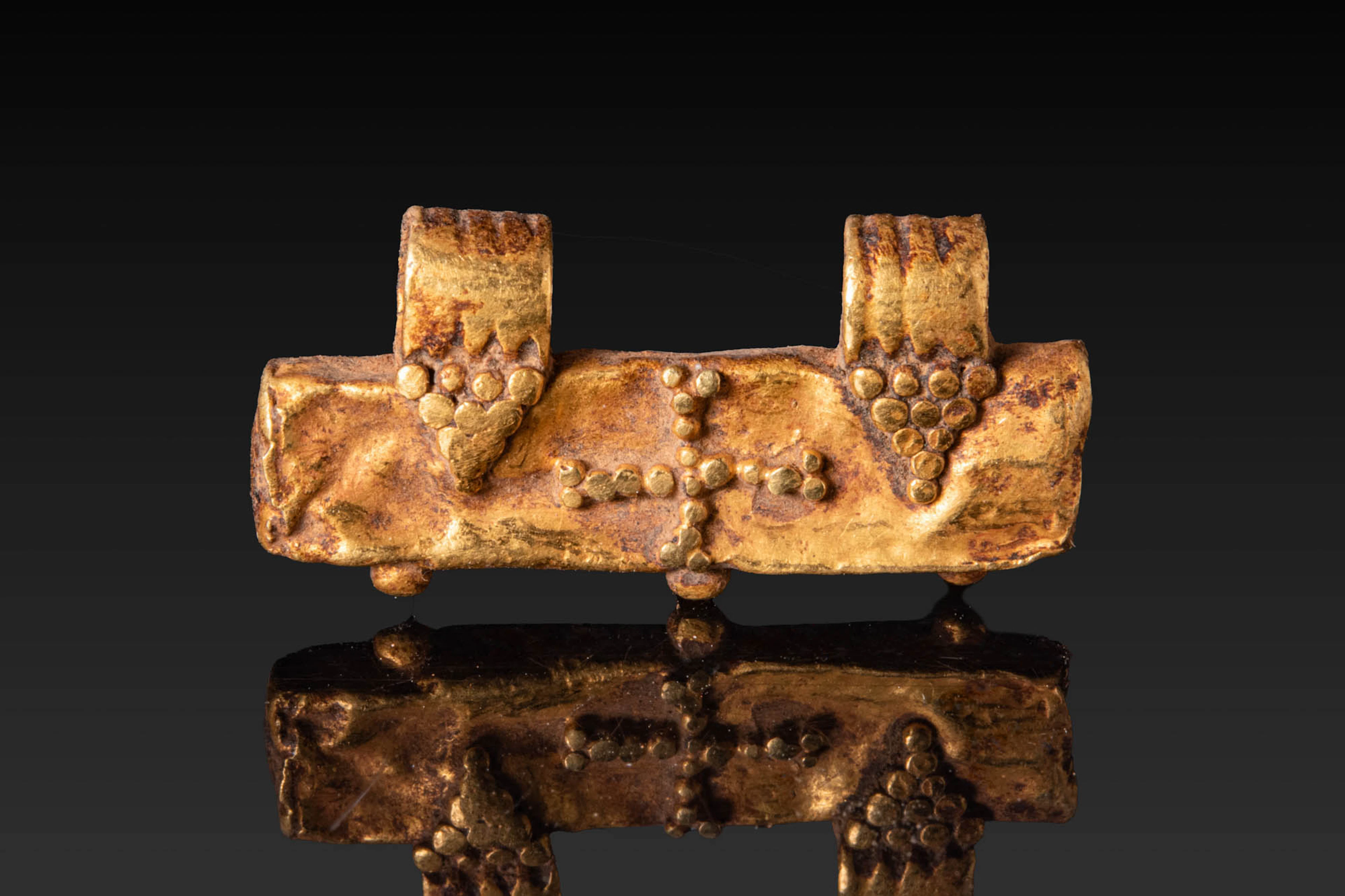 BYZANTINE HIGH KARAT GOLD BAR-SHAPED PENDANT WITH CROSS
