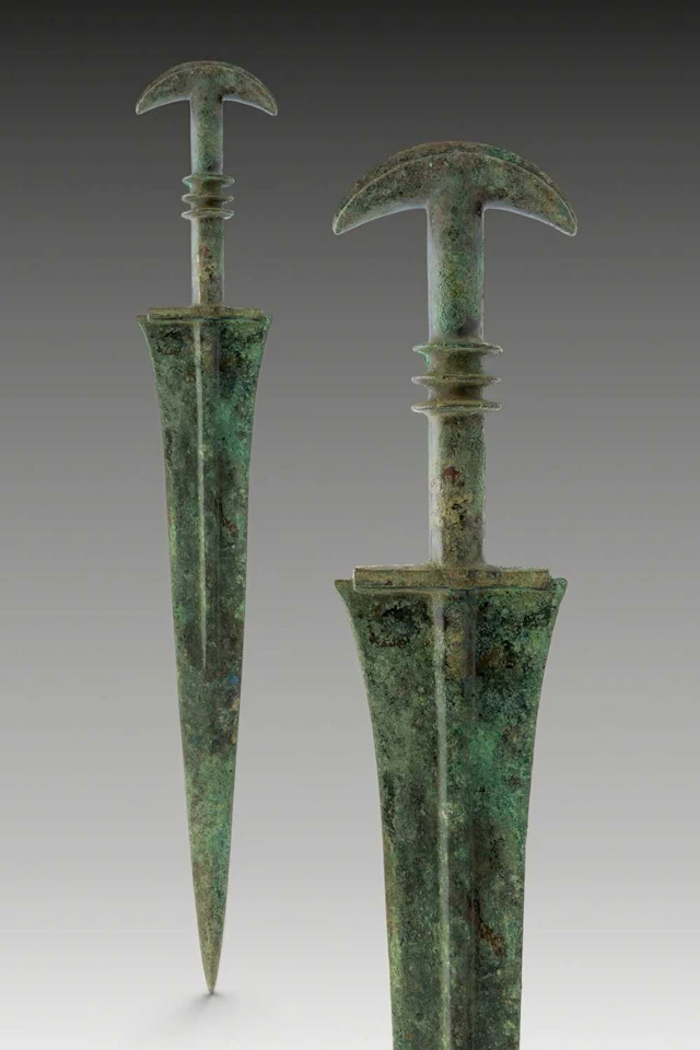 BRONZE AGE / EARLY GREEK PERIOD DAGGER WITH LUNATE POMMEL