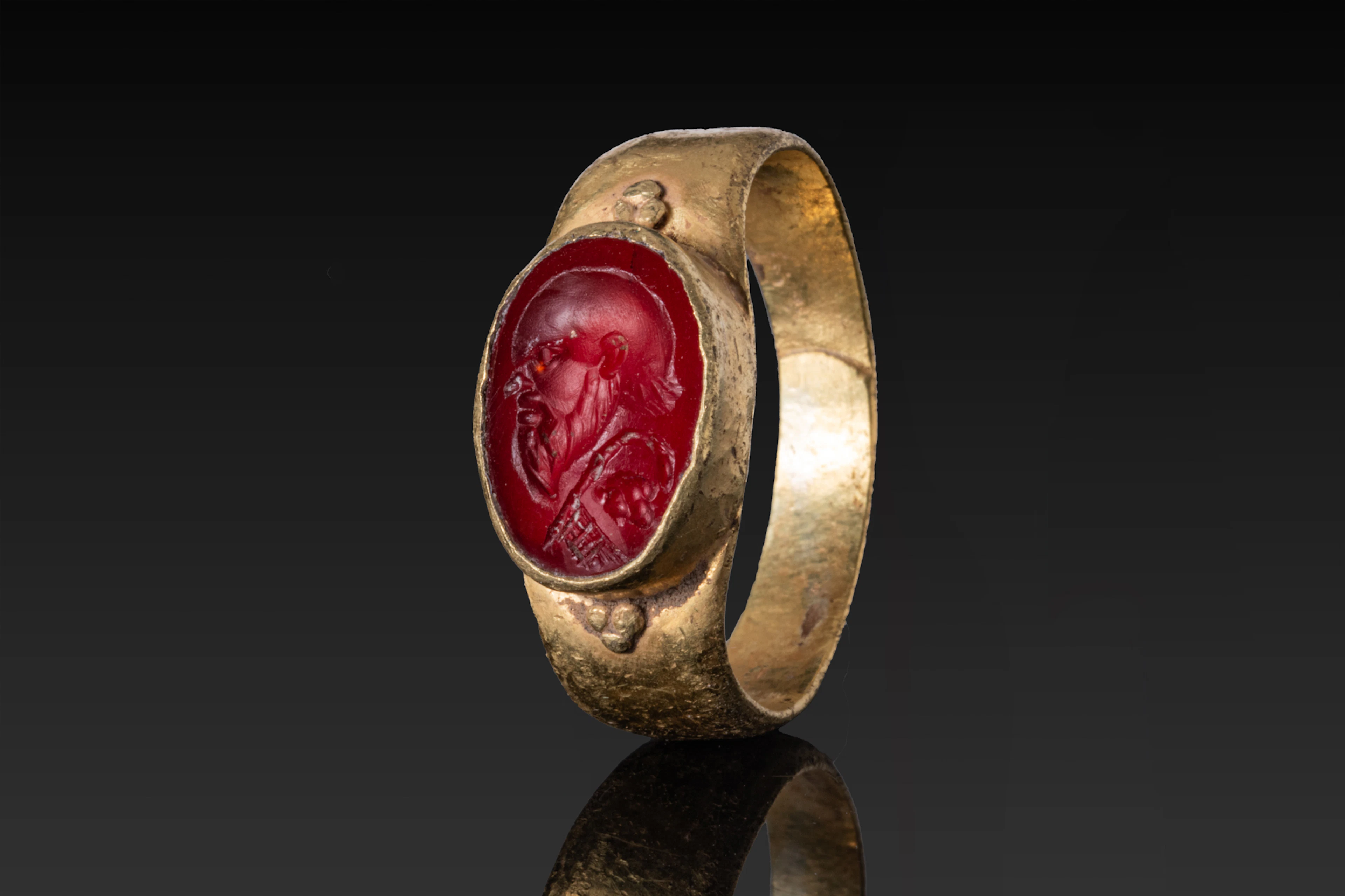 ROMAN HIGH KARAT GOLD RING WITH RED CARNELIAN INTAGLIO DEPICTING HOMER