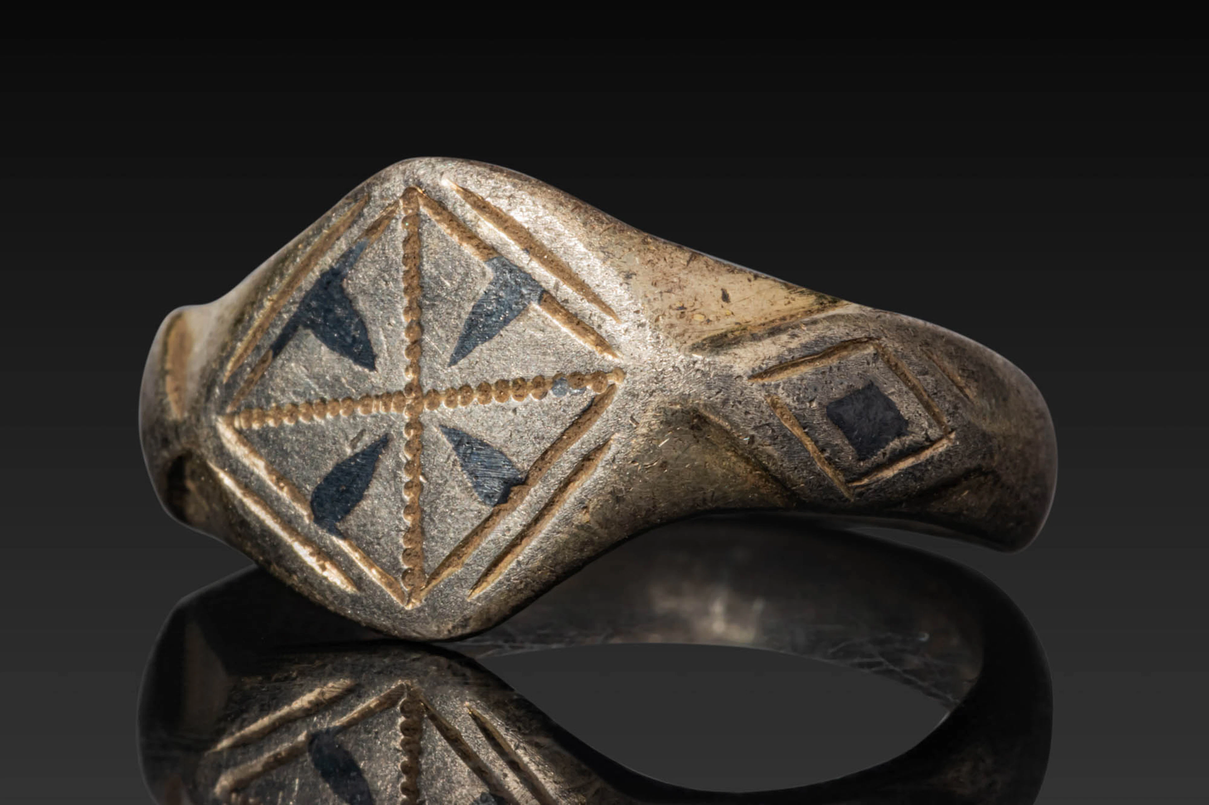 MEDIEVAL SILVER AND NIELLO RING WITH GEOMETRIC CROSS
