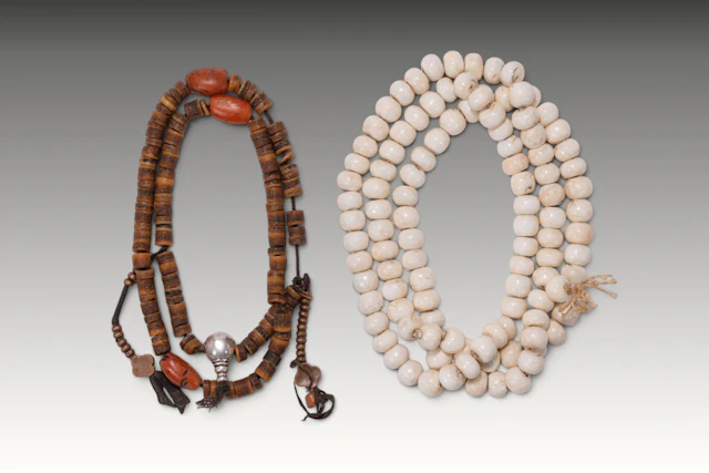 TIBETAN CONCH SHELL AND KAPALA PRAYER BEADS WITH COUNTER