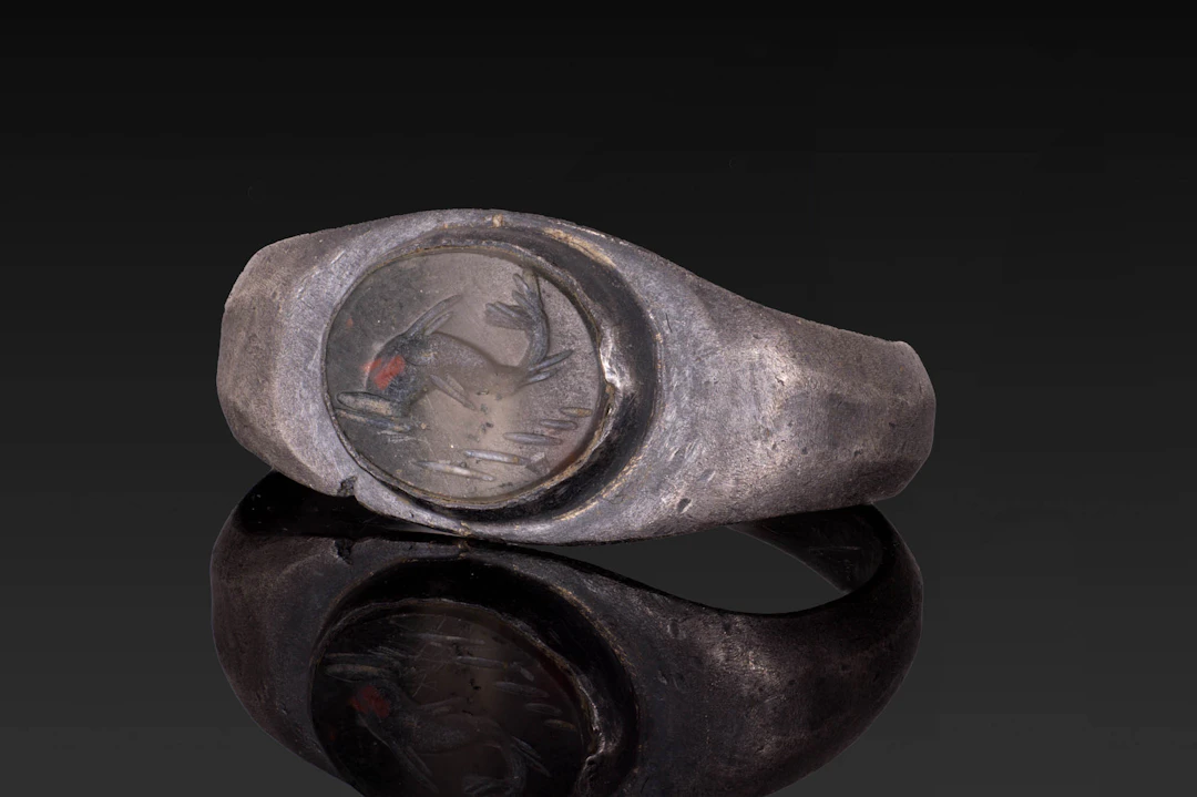 ROMAN STONE INTAGLIO OF A DOLPHIN IN SILVER RING