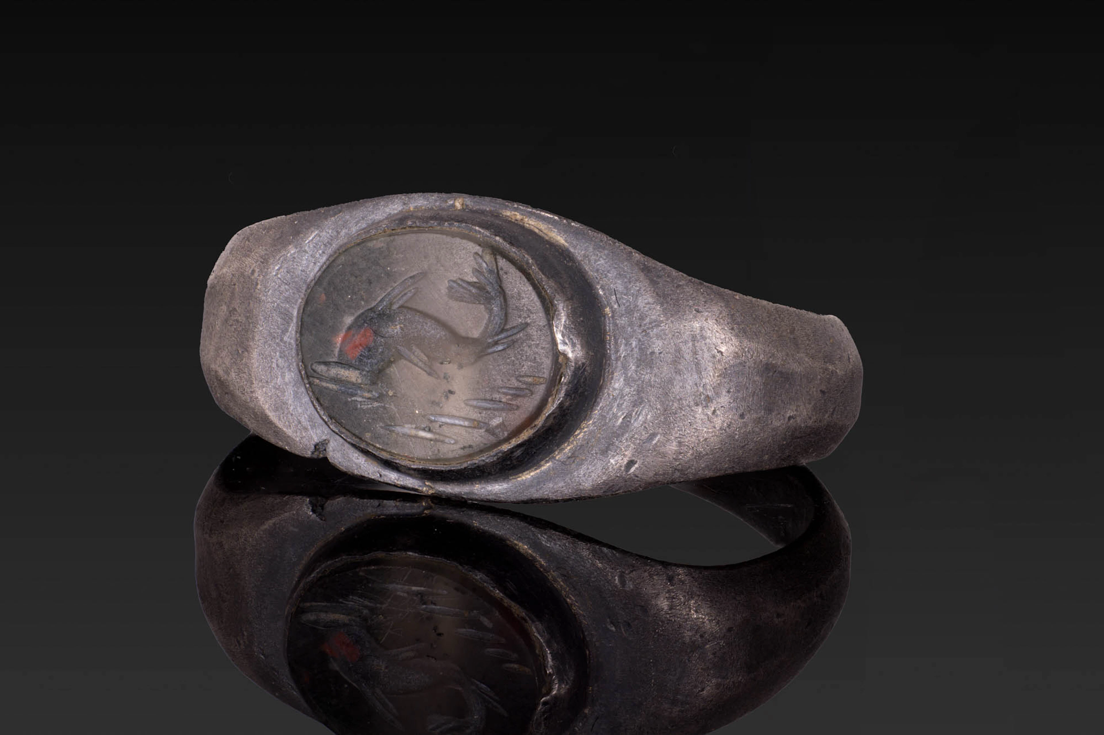 ROMAN STONE INTAGLIO OF A DOLPHIN IN SILVER RING