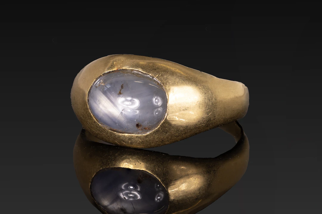 ROMAN GOLD RING WITH ROCK CRYSTAL CABOCHON
