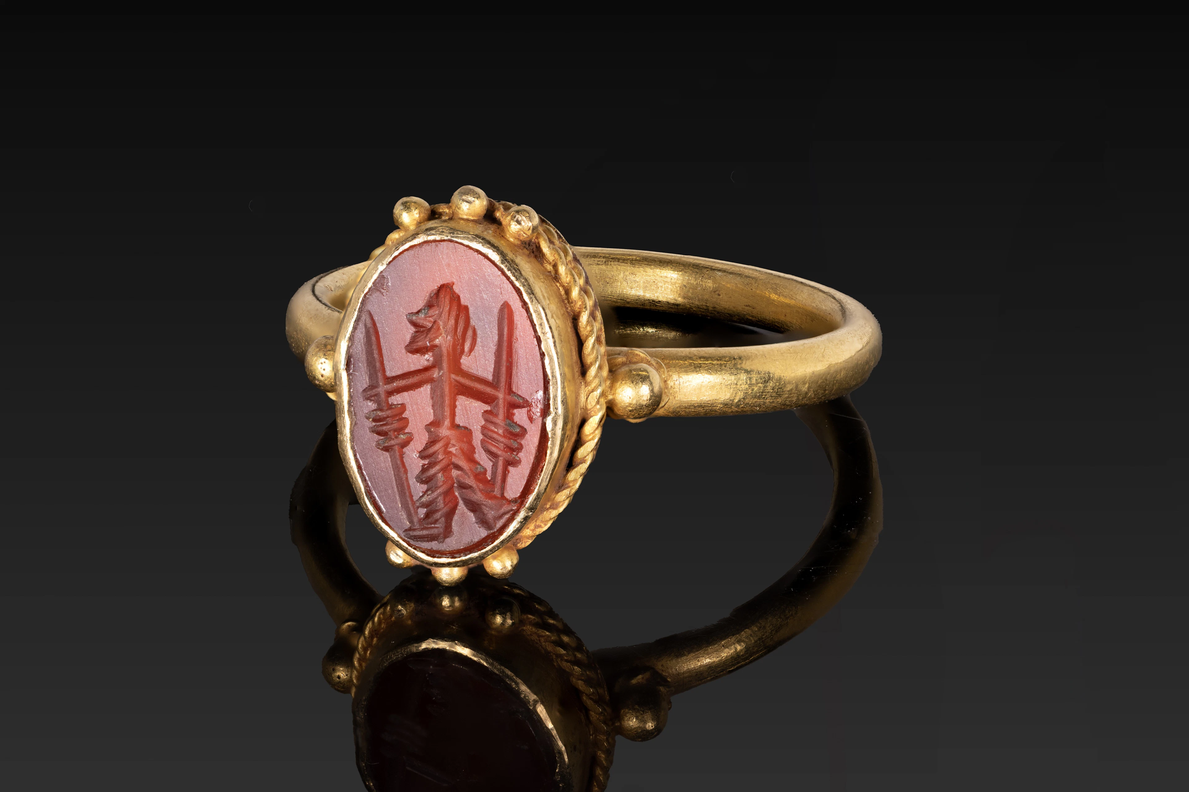 SASSANIAN CARNELIAN INTAGLIO OF A WARRIOR IN GOLD RING