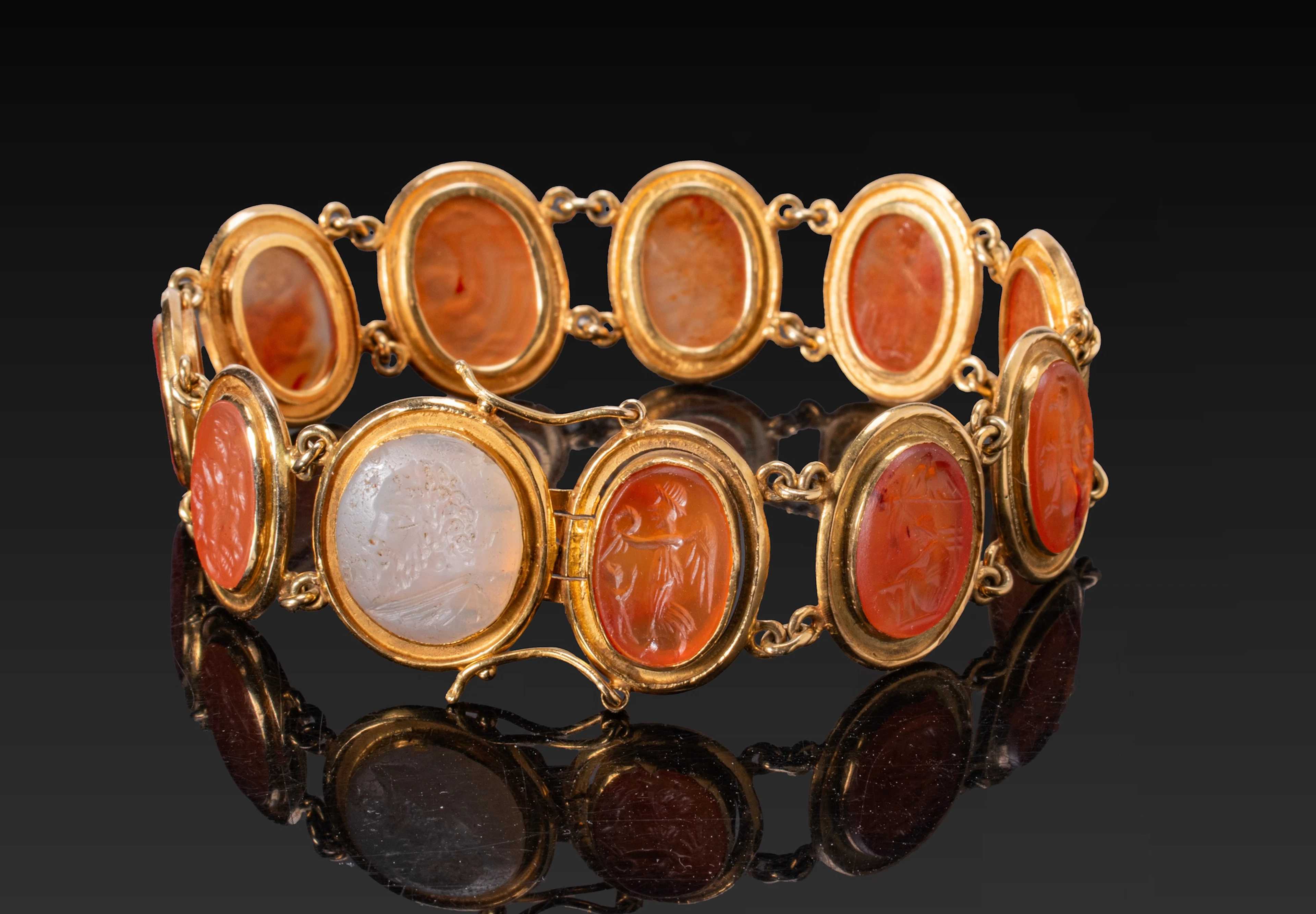 RARE NEOCLASSICAL CASTELLANI INSPIRED GOLD BRACELET WITH ROMAN CARNELIAN