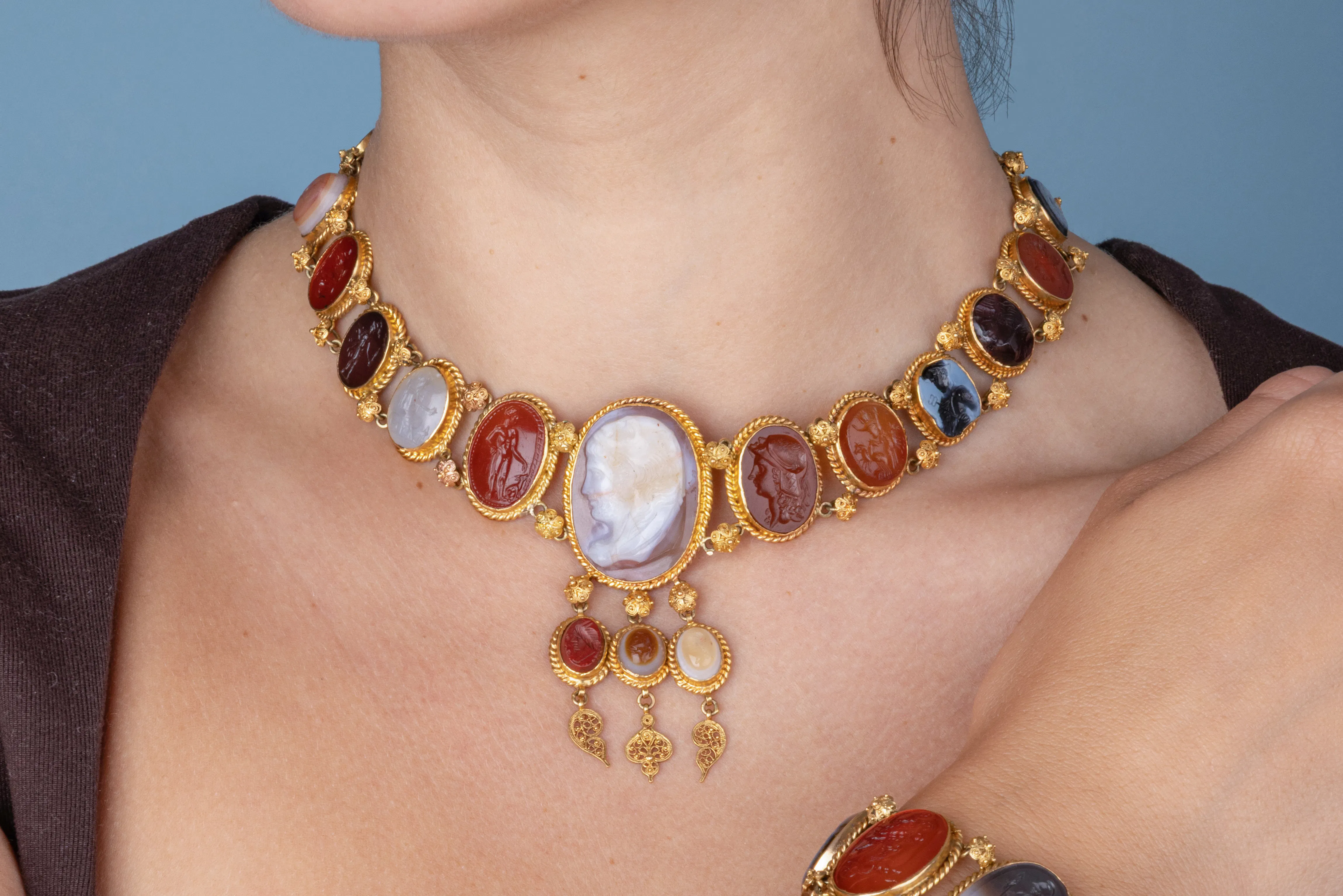 STUNNING CASTELLANI-INSPIRED ITALIAN GOLD NECKLACE WITH TWENTY-THREE