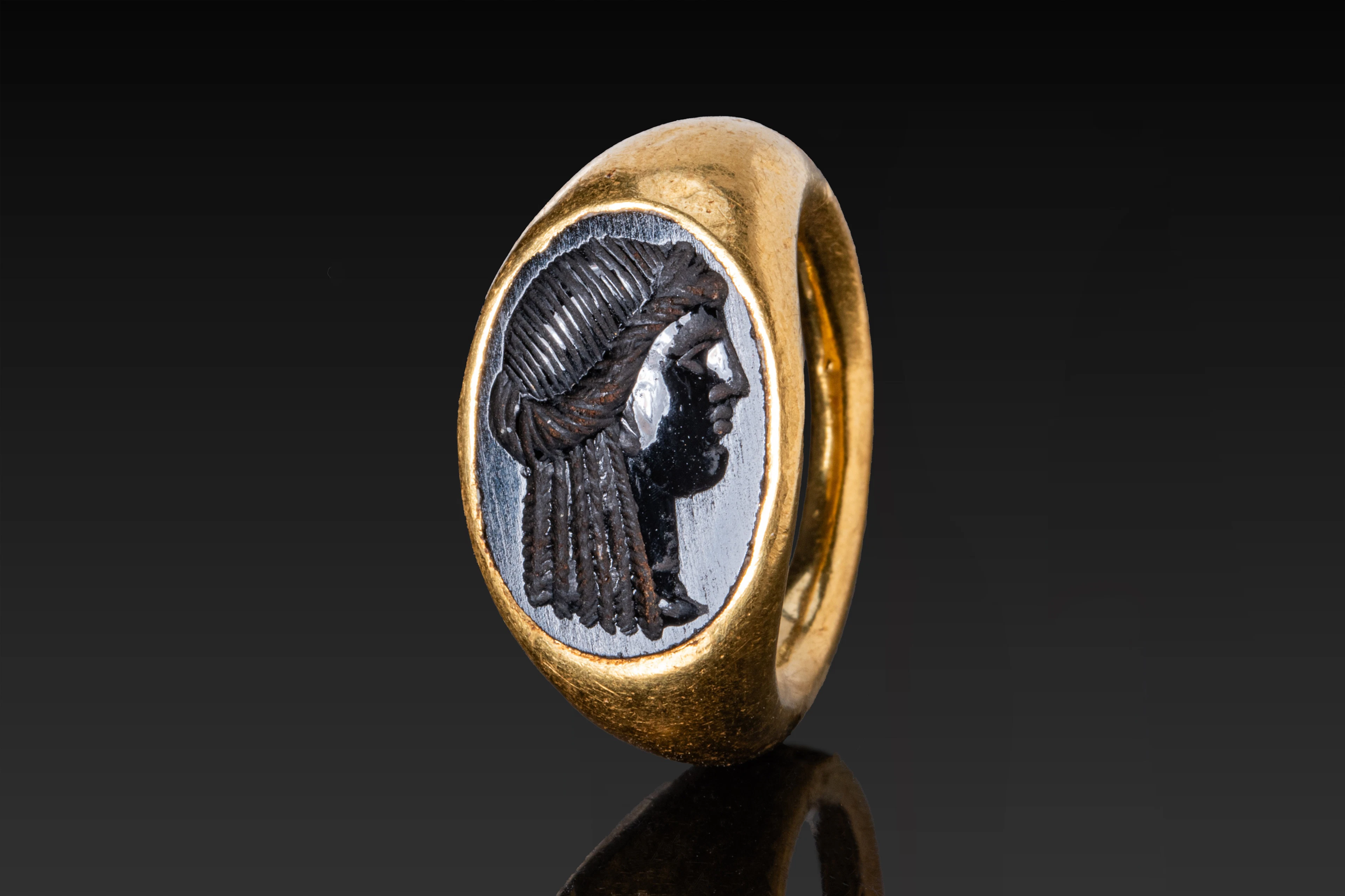 HELLENISTIC GOLD RING WITH INTAGLIO OF A PTOLEMAIC QUEEN
